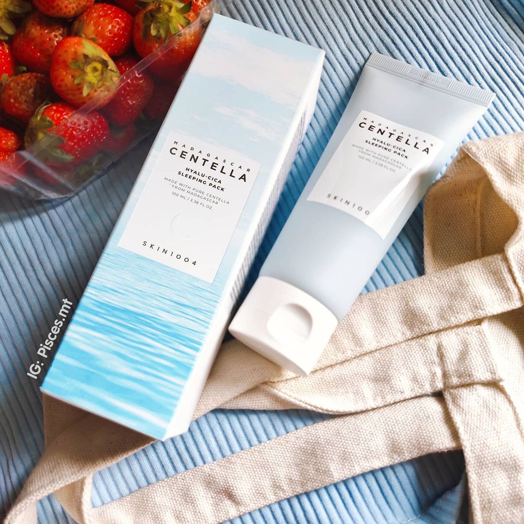 Mặt nạ ngủ Skin1004 Madagascar Centella Hyalu-Cica giúp cấp ẩm siêu đỉnh, lý tưởng cho làn da bóng nhờn mỗi sáng. Sản phẩm được chiết xuất từ rau má, mang lại hiệu quả dưỡng ẩm tốt cho da.