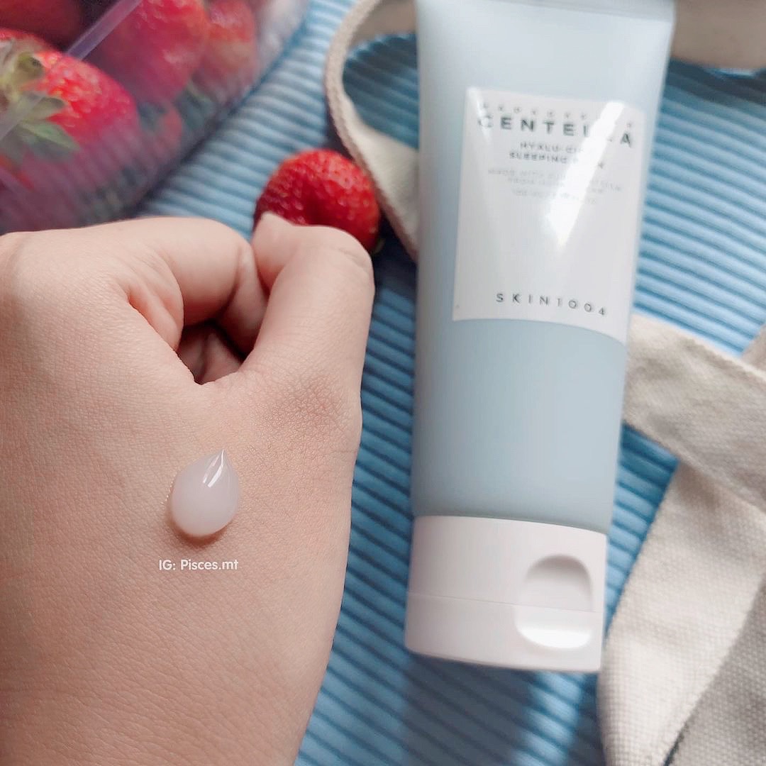 Mặt nạ ngủ Skin1004 Madagascar Centella Hyalu-Cica được đặt trên bàn với một giọt sản phẩm trên lòng bàn tay. Sản phẩm nổi bật cho khả năng dưỡng ẩm da, giúp cải thiện tình trạng da dầu hiệu quả trong quy trình chăm sóc sắc đẹp.