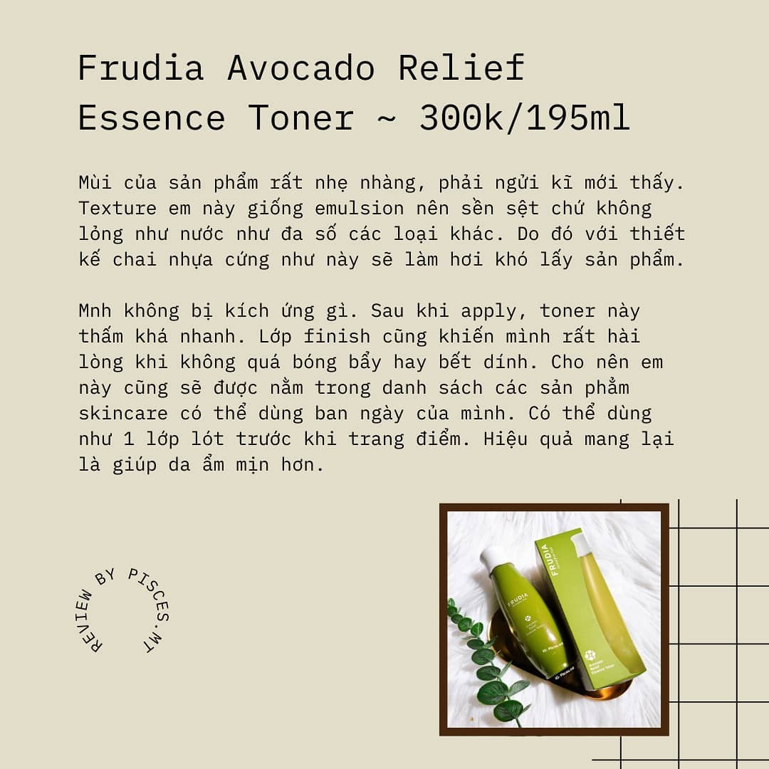 Bài viết đánh giá sản phẩm Frudia Avocado Relief Essence Toner giá 300k, với mùi hương nhẹ nhàng, kết cấu lỏng thẩm thấu nhanh, phù hợp cho bước dưỡng da buổi sáng mà không gây nặng nề, giúp cấp ẩm hiệu quả.