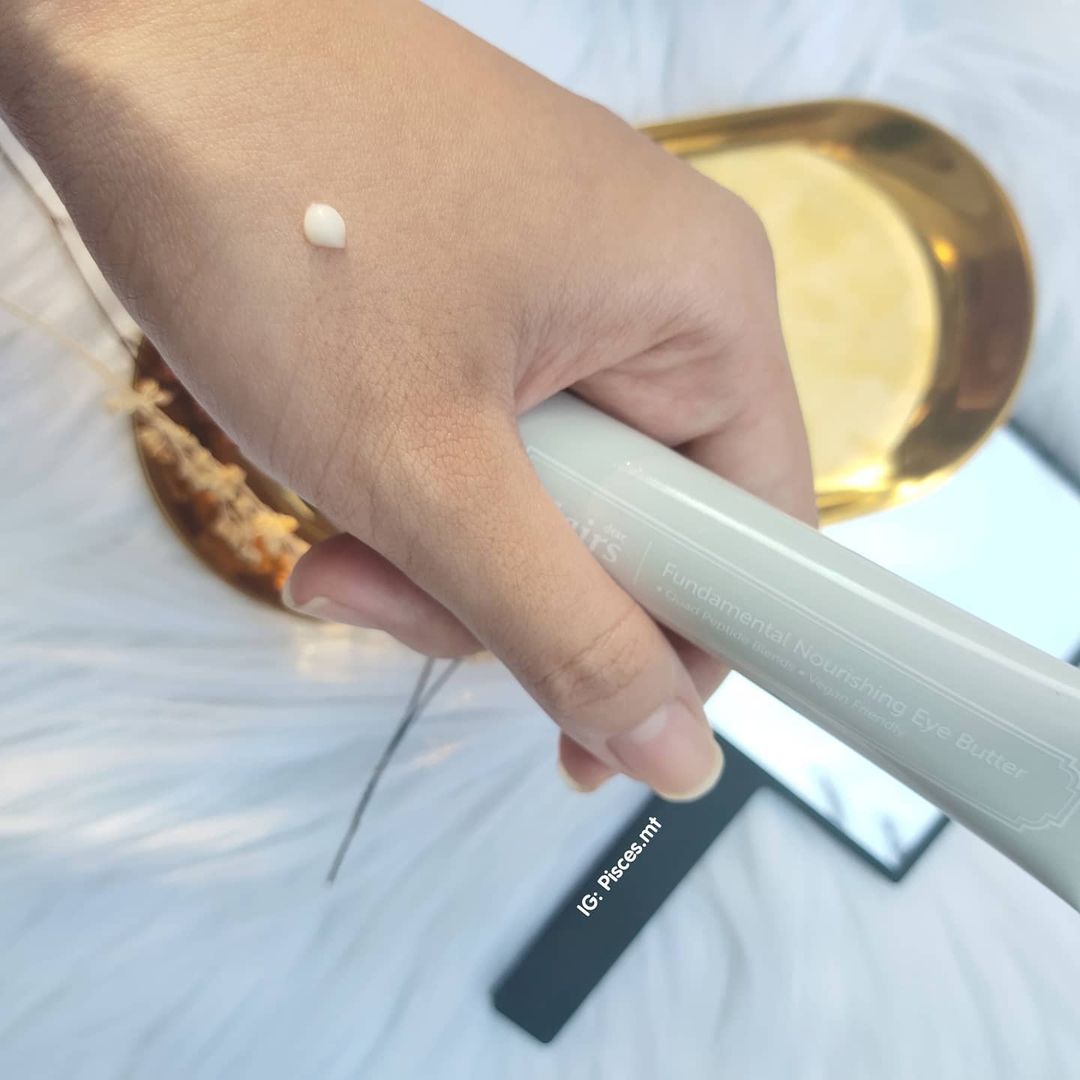 Review kem dưỡng mắt Dear Klairs với công thức cấp ẩm hiệu quả, giúp xoá nhăn và làm vùng mắt mướt mát chỉ sau 1 đêm. Trải nghiệm sản phẩm kem dưỡng mắt mới từ Dear Klairs, cùng tìm hiểu chi tiết trong bài viết!