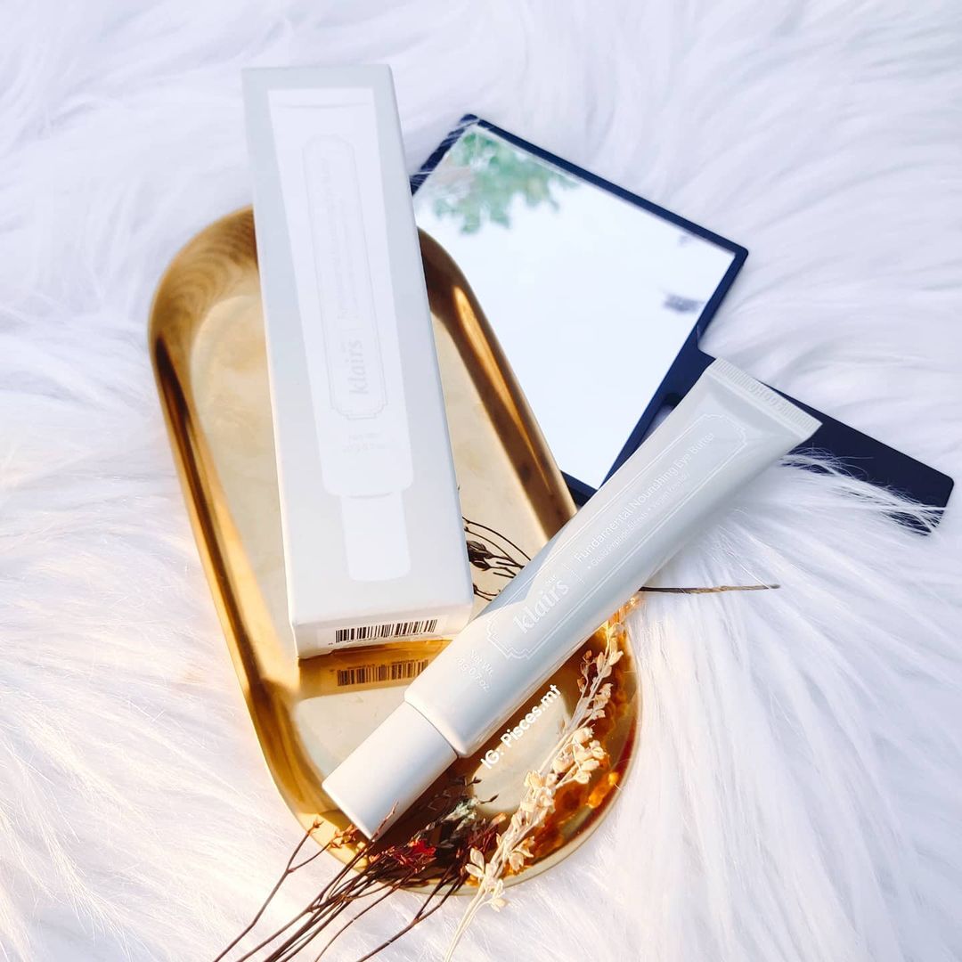 Review kem dưỡng mắt Dear Klairs - sản phẩm cung cấp độ ẩm tuyệt vời cho vùng mắt. Khám phá chi tiết về hiệu quả xoá nhăn và cấp ẩm "thần thánh" chỉ sau một đêm với kem dưỡng mắt Dear Klairs.