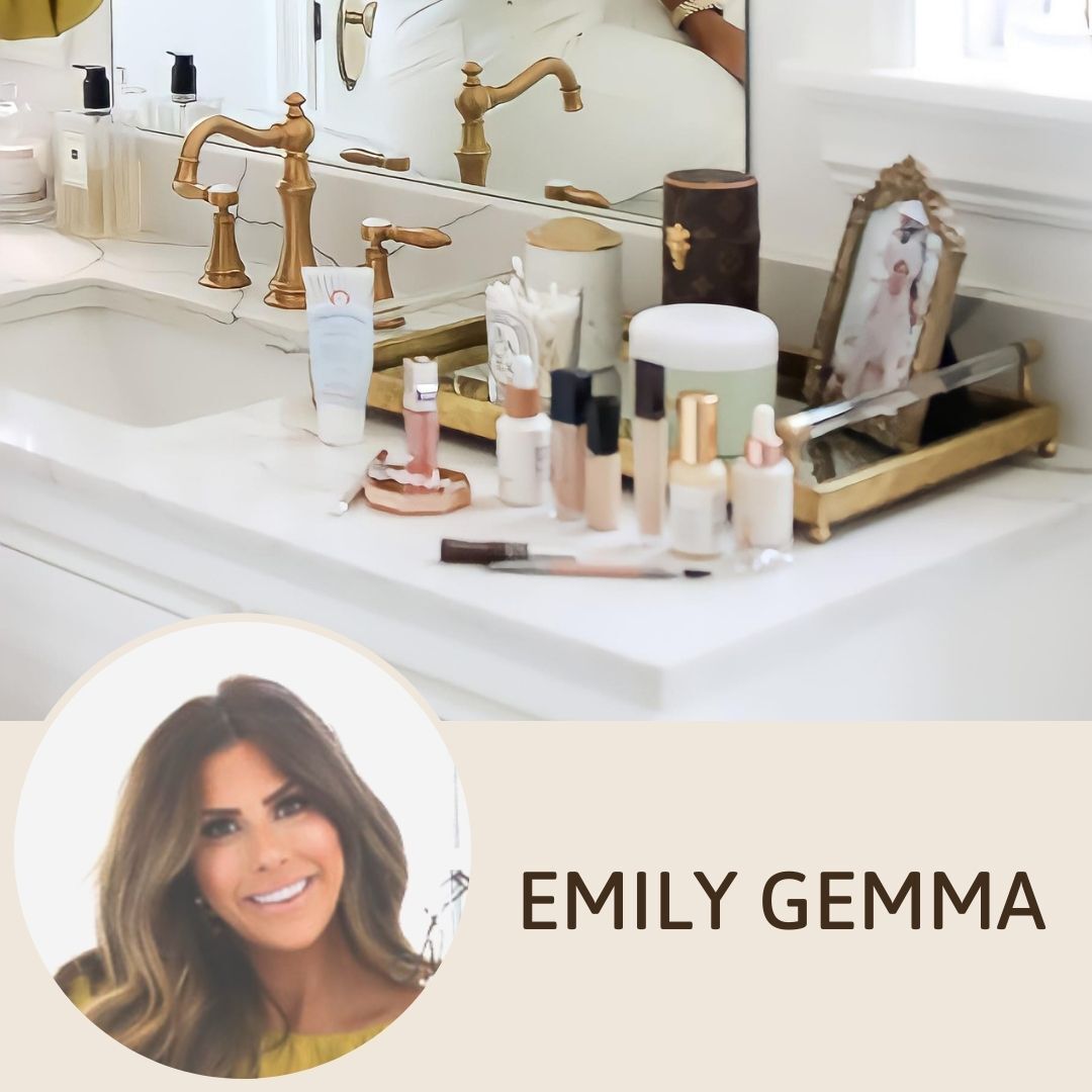 Góc làm đẹp của beauty blogger nổi tiếng Emily Gemma với bộ sản phẩm trang điểm sang chảnh, từ mỹ phẩm đến phụ kiện. Khám phá cách trang trí góc làm đẹp mùa COVID đầy cảm hứng và dễ học theo cho các phái đẹp.