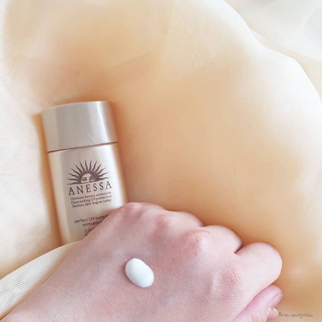 Kem chống nắng Anessa Perfect UV Sunscreen Skincare Milk SPF 50+ PA++++ được review nhẹ nhàng với ghi chú trên tay. Đây là sản phẩm nổi bật mà nhiều Beauty Blogger hàng đầu đều sử dụng. Khám phá công dụng vượt trội của kem chống nắng này để bảo vệ làn da bạn.