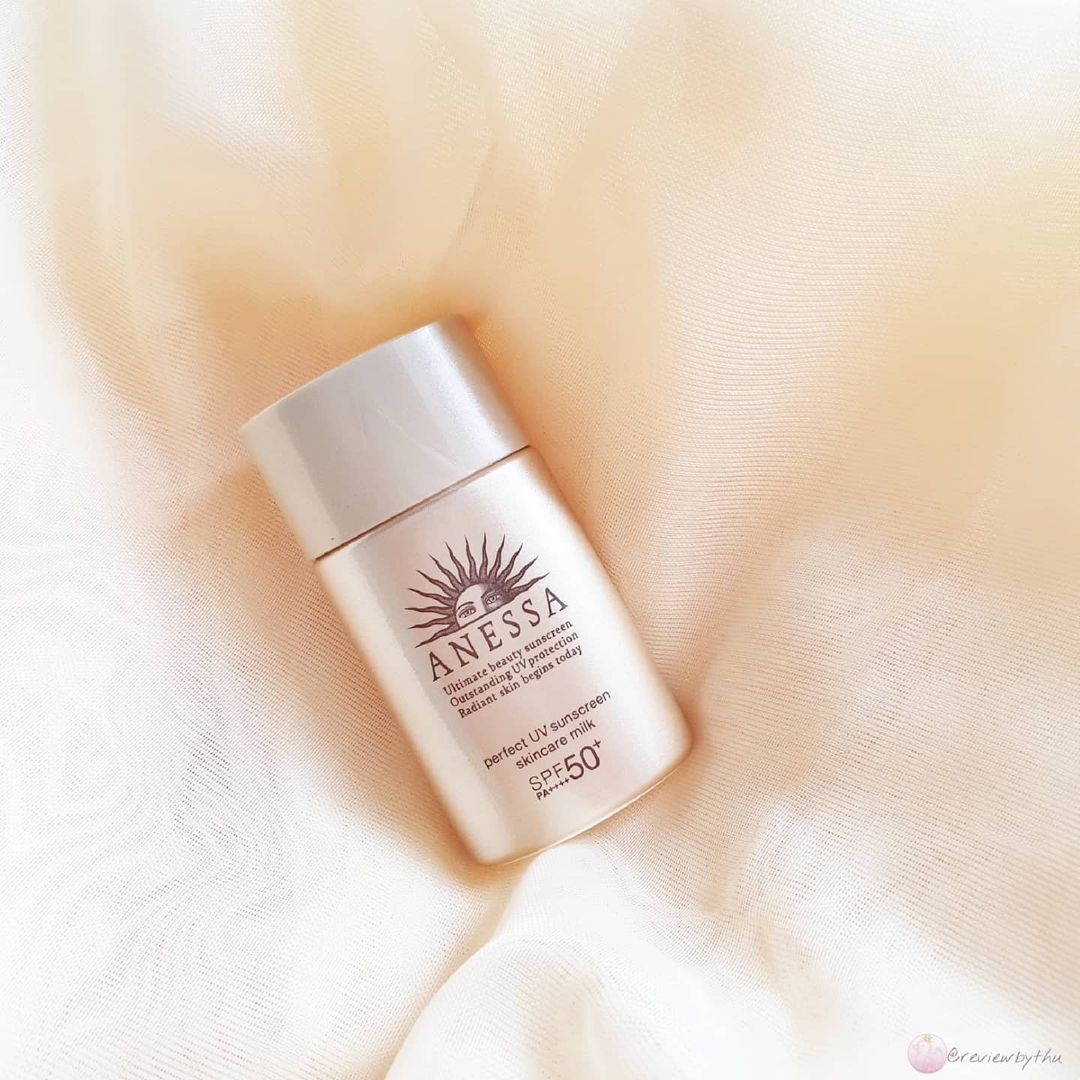 Review sữa chống nắng Anessa Perfect UV Sunscreen Skincare Milk SPF 50+ PA++++, sản phẩm được 90% Beauty Blogger tin dùng. Tìm hiểu chi tiết về hiệu quả và lý do sản phẩm này đang hot trên thị trường.