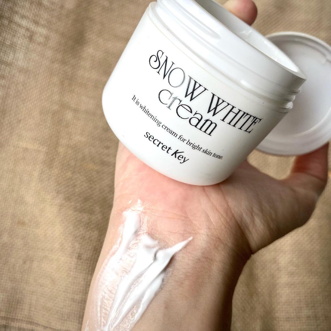 Review Secret Key Snow White Cream: Loại kem dưỡng trắng chỉ 160k mà bật tone thấy rõ. Mình thề ở thời 2013-2014, dòng Snow White này nổi dã man, ai cũng đã từng nghe qua. Kem này mở đầu cho trào lưu kem dưỡng nâng tông, hãy cùng mình khám phá nhé! #reviewmypham #kemduongtrang #battoneduk