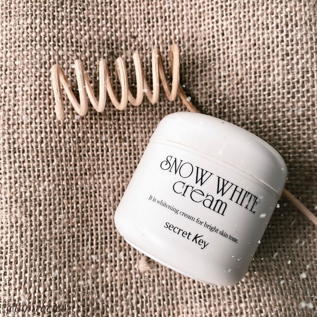 Bài review kem dưỡng trắng Secret Key Snow White Cream, sản phẩm bật tone giá chỉ 160k, nổi bật trong trào lưu kem nâng tone từ 2013-2014, dành cho những ai yêu thích làm đẹp và tìm kiếm kem dưỡng trắng hiệu quả.