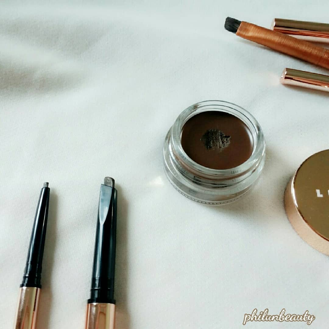 Bộ sản phẩm kẻ chân mày từ Lustre với gel kẻ chân mày và bút kẻ dạng đầu cọ. Bài viết review mỹ phẩm Lustre tập trung vào cảm nhận thực tế từ cô nàng yêu thích trang điểm. Khám phá sản phẩm kẻ mắt và gel kẻ chân mày trong phần 2 này.