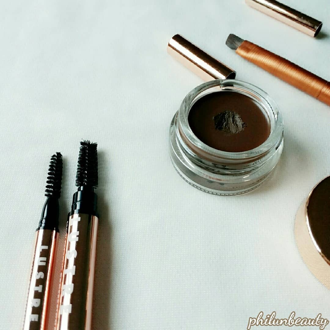 Bài viết "Review Lustre Makeup: 'Soi' cảm nhận siêu thật mỹ phẩm Lustre từ cô nàng 'nghiện' trang điểm - Phần 2", giới thiệu sản phẩm trang điểm lông mày của LUSTRE. Tìm hiểu về gel kẻ chân mày và các sản phẩm kẻ mắt khác trong bài đánh giá này, phù hợp với những tín đồ làm đẹp muốn tìm hiểu thêm về reviewmypham.