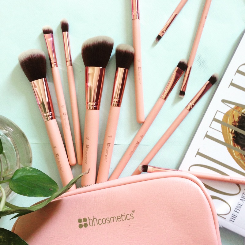 Bộ cọ trang điểm BH Cosmetics đẹp mắt, bao gồm nhiều loại cọ với thiết kế thanh lịch, hỗ trợ cho việc trang điểm hoàn hảo với lớp nền mỏng nhẹ, phấn phủ, và má hồng. Khám phá 9 loại cọ cho lớp nền hoàn hảo trong bài viết.