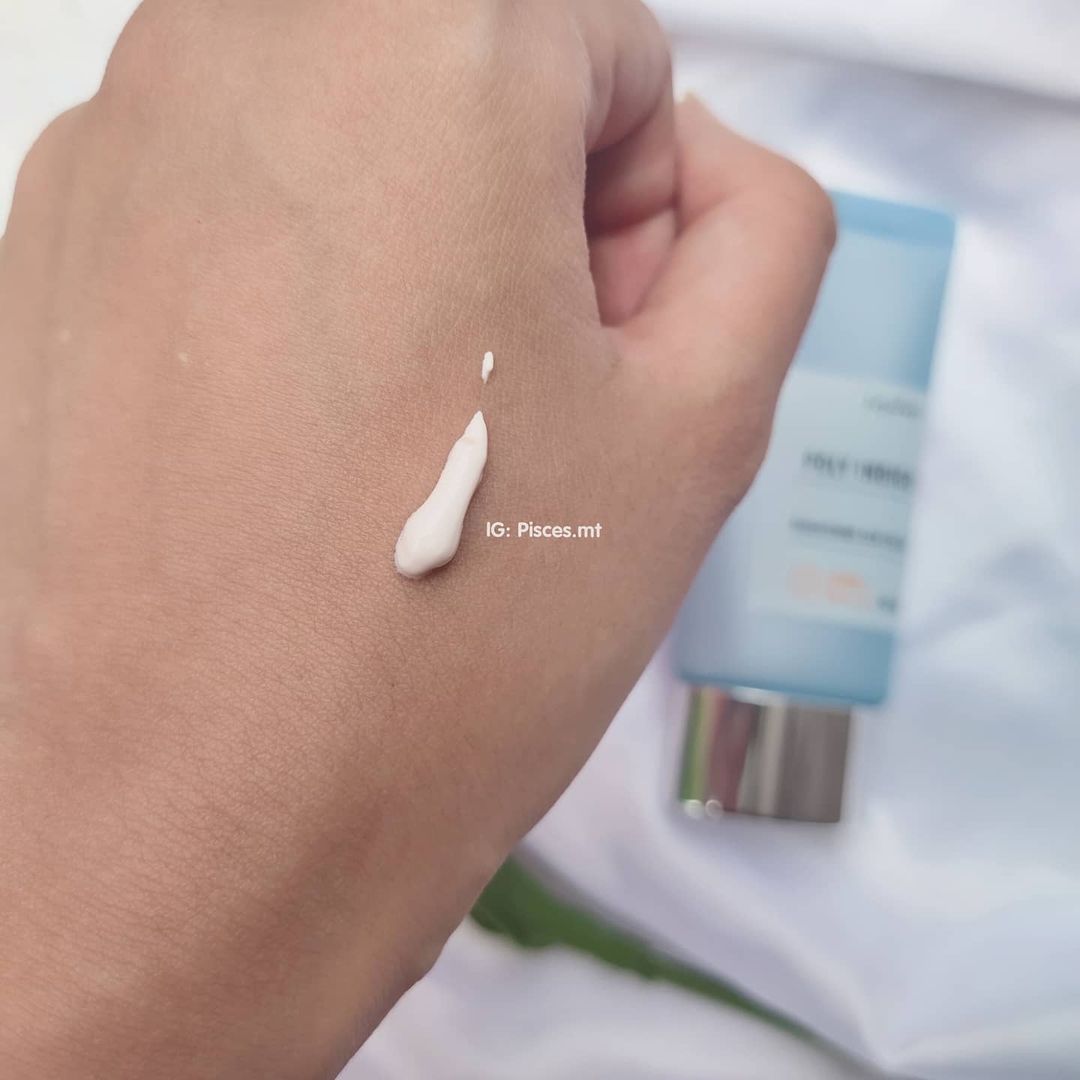 Trên tay là một giọt kem chống nắng Jejuindi Poly Indigo Brightening Sun Cream, sản phẩm mới từ Hàn Quốc, đang được review mỹ phẩm cho mùa hè, hứa hẹn mang lại hiệu quả bảo vệ da tốt trong ánh nắng.