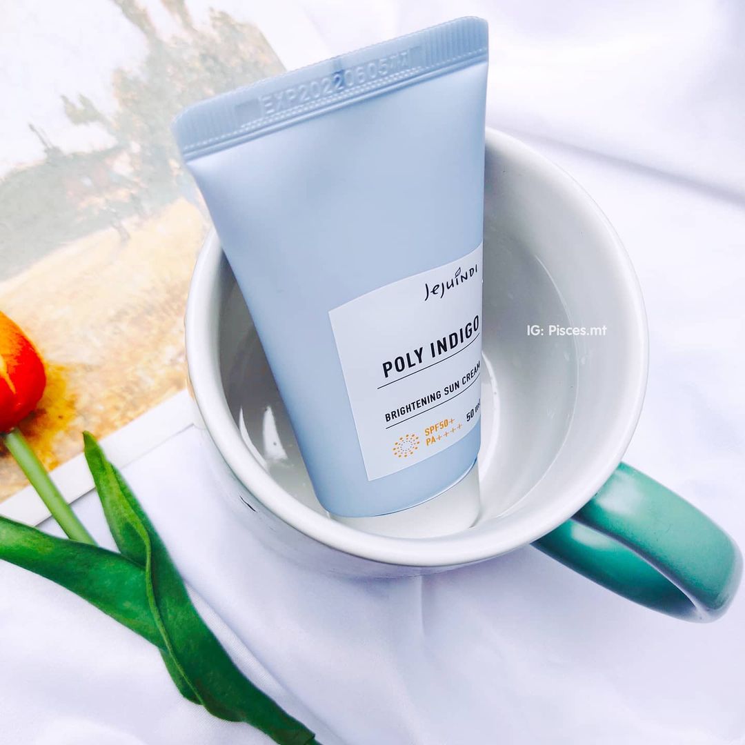 Review Jejuindi Sun Cream: Thử kem chống nắng lạ cho mùa hè này. Kem chống nắng Hàn Quốc Jejuindi Poly Indigo Brightening Sun Cream với SPF50+ PA++++, perfect cho làn da mùa hè.