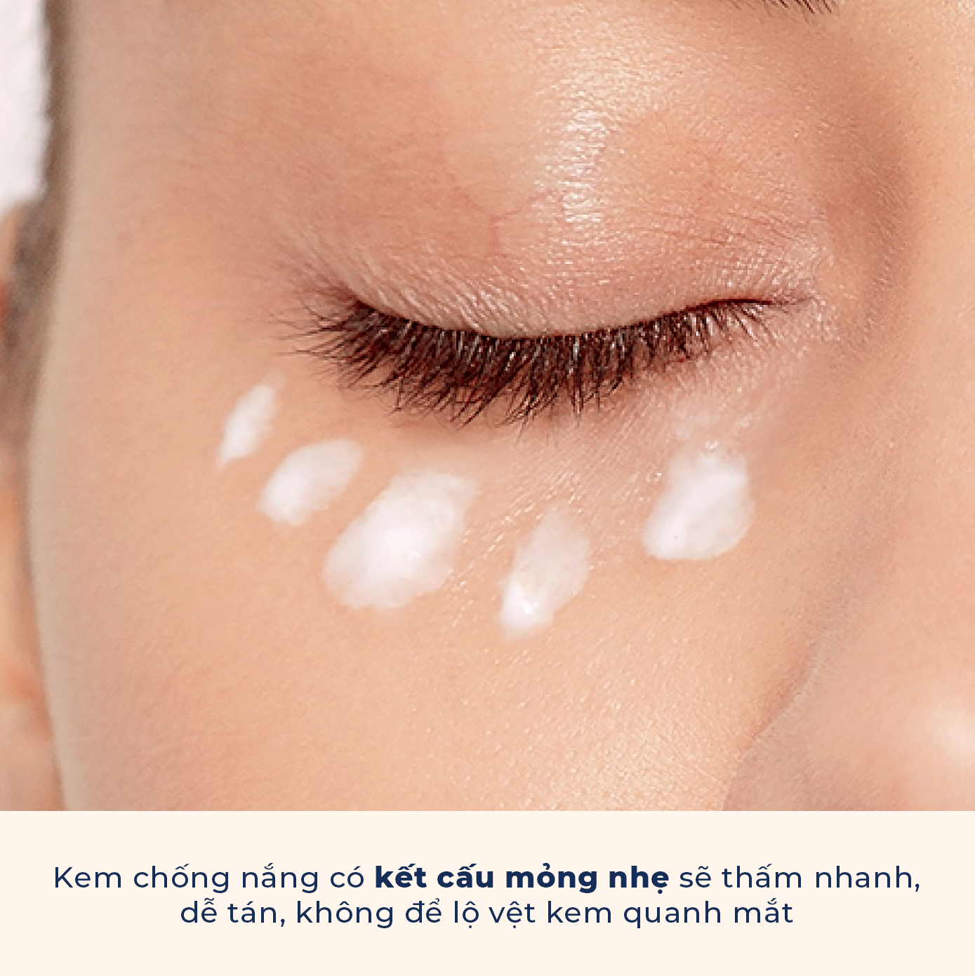 Kem chống nắng cho vùng mắt có kết cấu mỏng nhẹ, thẩm thấu nhanh, không để lộ vệt kem. Bài viết thảo luận nên hay không thoa kem chống nắng cho da nhạy cảm quanh mắt và ảnh hưởng của nó.