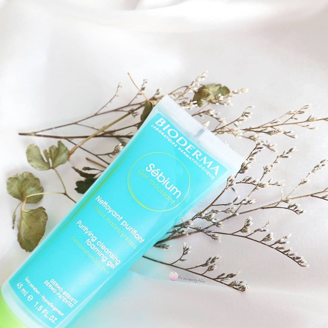 Gel rửa mặt Bioderma Sebium Gel Moussant là sản phẩm dược mỹ phẩm nổi bật, phù hợp cho da dầu, da hỗn hợp thiên dầu và da mụn. Khám phá công dụng và chất lượng của sản phẩm qua bài review gel rửa mặt bioderma.