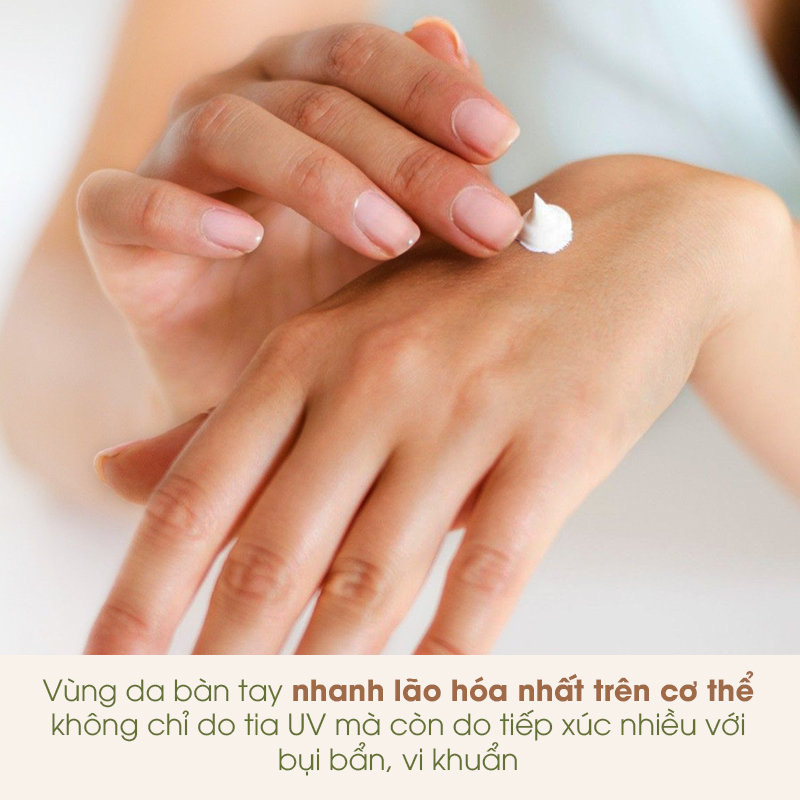 Vùng da bàn tay nhanh lão hóa nhất trên cơ thể không chỉ do tia UV mà còn do tiếp xúc nhiều với bụi bẩn, vi khuẩn. Các cô nàng hãy nhớ chống nắng cho da và đặc biệt là vùng mắt để bảo vệ da toàn diện.