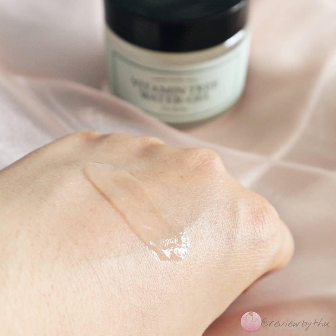 Nhìn rõ gel dưỡng ẩm I’m From Vitamin Tree Water Gel thoa trên tay, mang đến cảm giác mỏng nhẹ, lý tưởng cho da dầu. Bài review chia sẻ cảm nhận và lý do vì sao sản phẩm này là lựa chọn hoàn hảo cho mùa hè.
