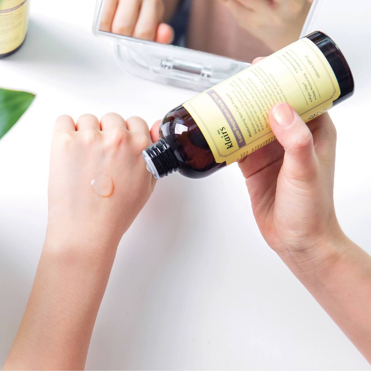 Review sản phẩm toner Dear Klairs Supple Preparation Facial Toner, liệu có cấp ẩm ‘đỉnh’ như lời đồn? Nội dung bài viết chia sẻ trải nghiệm và tính năng của sản phẩm này, cùng thông tin về phiên bản có mùi và không mùi, giúp bạn lựa chọn nước hoa hồng phù hợp.