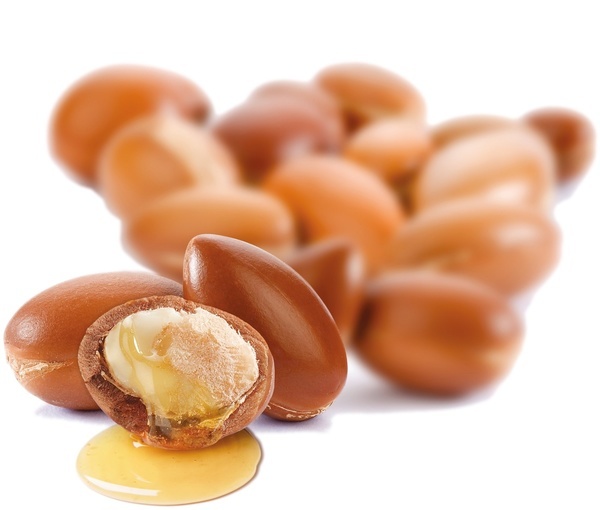 Hạt và tinh dầu argan, loại dầu dưỡng đa năng với chiết xuất tự nhiên, đang trở thành sản phẩm nổi bật trong chăm sóc da, giúp phụ nữ lựa chọn dầu dưỡng phù hợp với nhu cầu chăm sóc da của mình.
