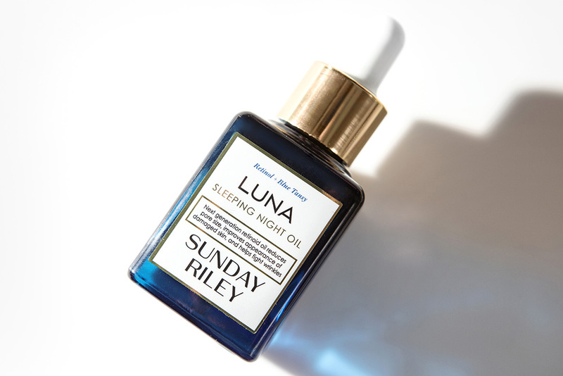 Dầu dưỡng da LUNA Sleeping Night Oil của Sunday Riley, sản phẩm nổi bật giúp cải thiện tình trạng da và giảm nếp nhăn. Bài viết cung cấp thông tin về cách lựa chọn dầu dưỡng phù hợp cho từng loại da, chi tiết về lợi ích và những sản phẩm dầu dưỡng phổ biến tại Việt Nam.