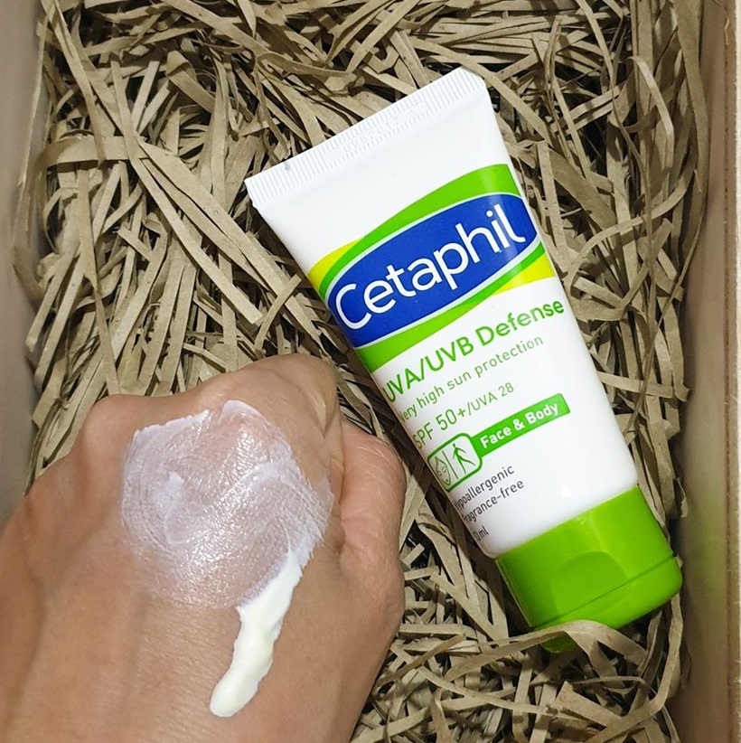 Kem chống nắng Cetaphil vừa được cầm trên tay, với công thức chống UV tốt cho da mặt và cơ thể. Sản phẩm được ưu chuộng khi đi biển, giúp bảo vệ da khỏi tác hại của ánh nắng. Review chi tiết về trải nghiệm sử dụng và hiệu quả của kem chống nắng Cetaphil tại Phú Quốc.