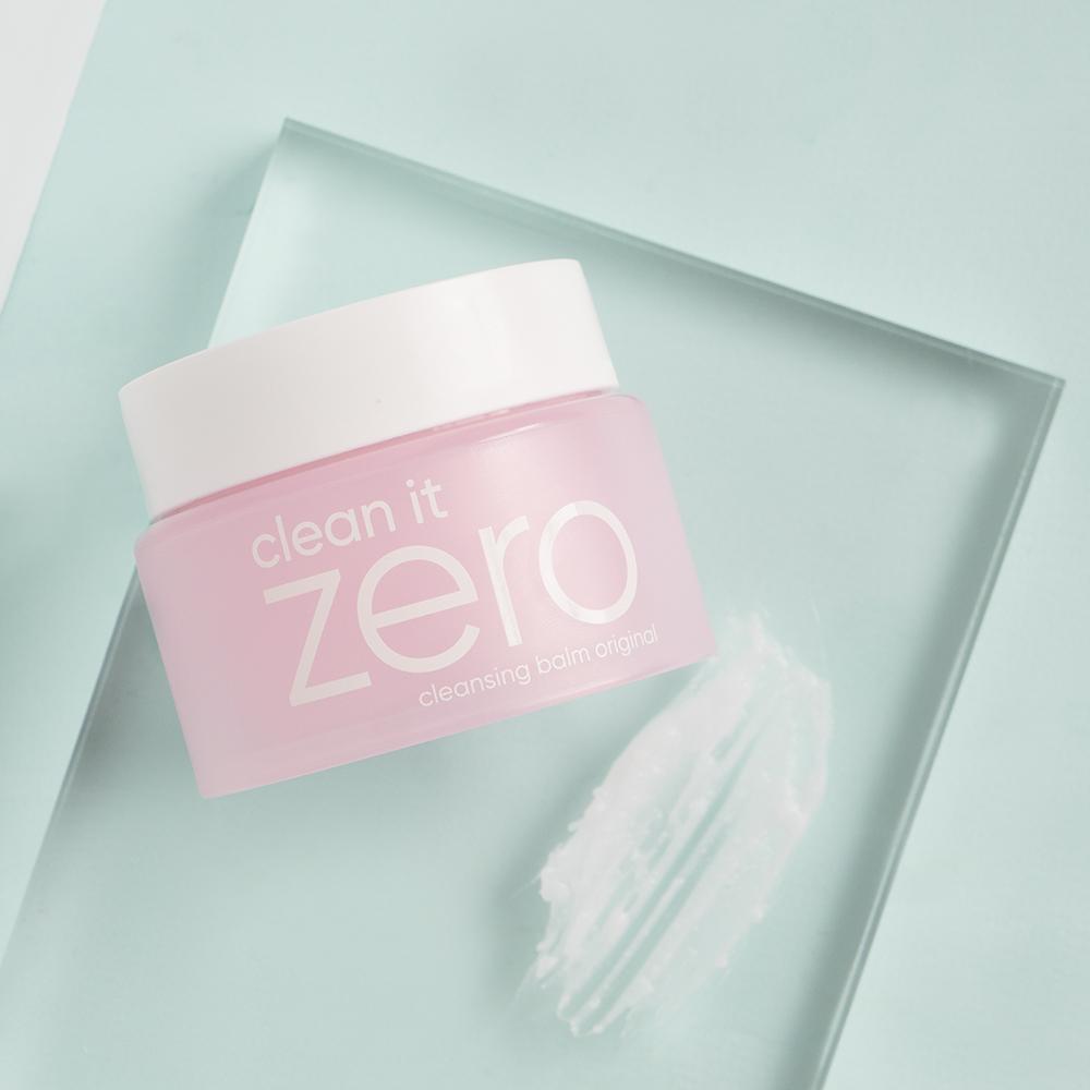Sáp tẩy trang Banila Co Clean It Zero với thiết kế bao bì màu hồng nhẹ nhàng, nổi bật dòng chữ "clean it zero cleansing balm original". Sản phẩm lý tưởng cho skincare, được ưa chuộng với giá bình dân, hứa hẹn làm sạch da hiệu quả.