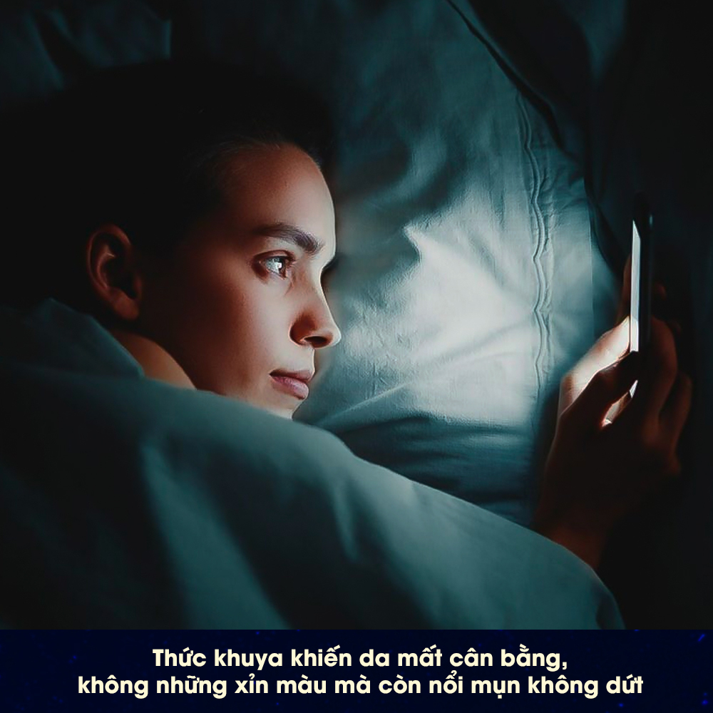 Thức khuya khiến da mất cân bằng, không những xin màu mà còn nổi mụn không dứt. Bài viết nêu rõ tác hại của việc thức khuya đối với làn da và lý do tại sao ngủ đủ giấc quan trọng.