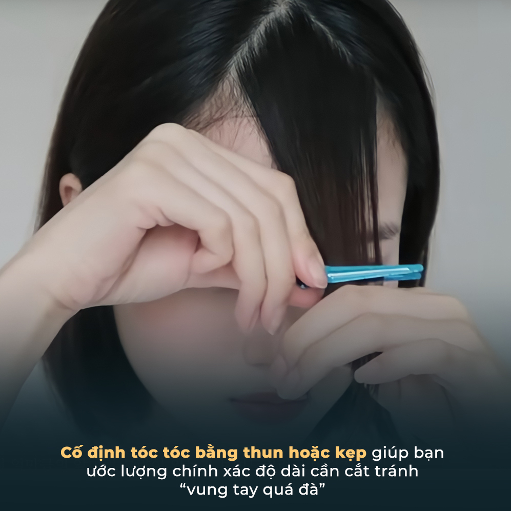 Cố định tóc tóc bằng thun hoặc kẹp giúp bạn ước lượng chính xác độ dài cần cắt, tránh "vung tay quá đà" khi tự cắt tóc tại nhà mùa dịch.