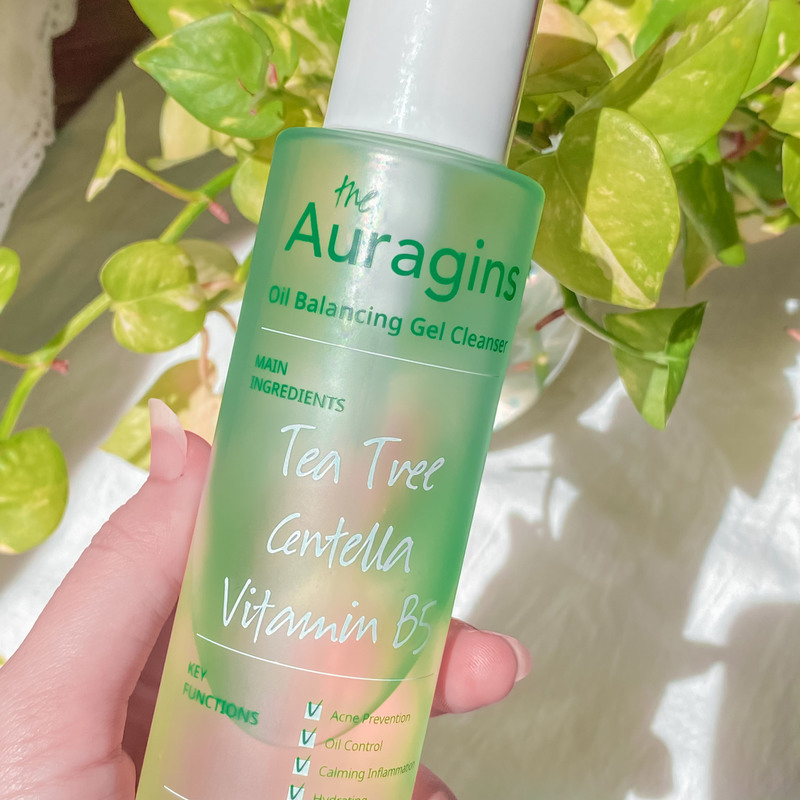 Gel rửa mặt The Auragins, với thành phần chính là tràm trà, centella và vitamin B5, giúp ngừa mụn và kiểm soát dầu mà không làm da bị khô. Đây là sự lựa chọn hoàn hảo cho làn da dầu, giúp cân bằng và làm dịu da.
