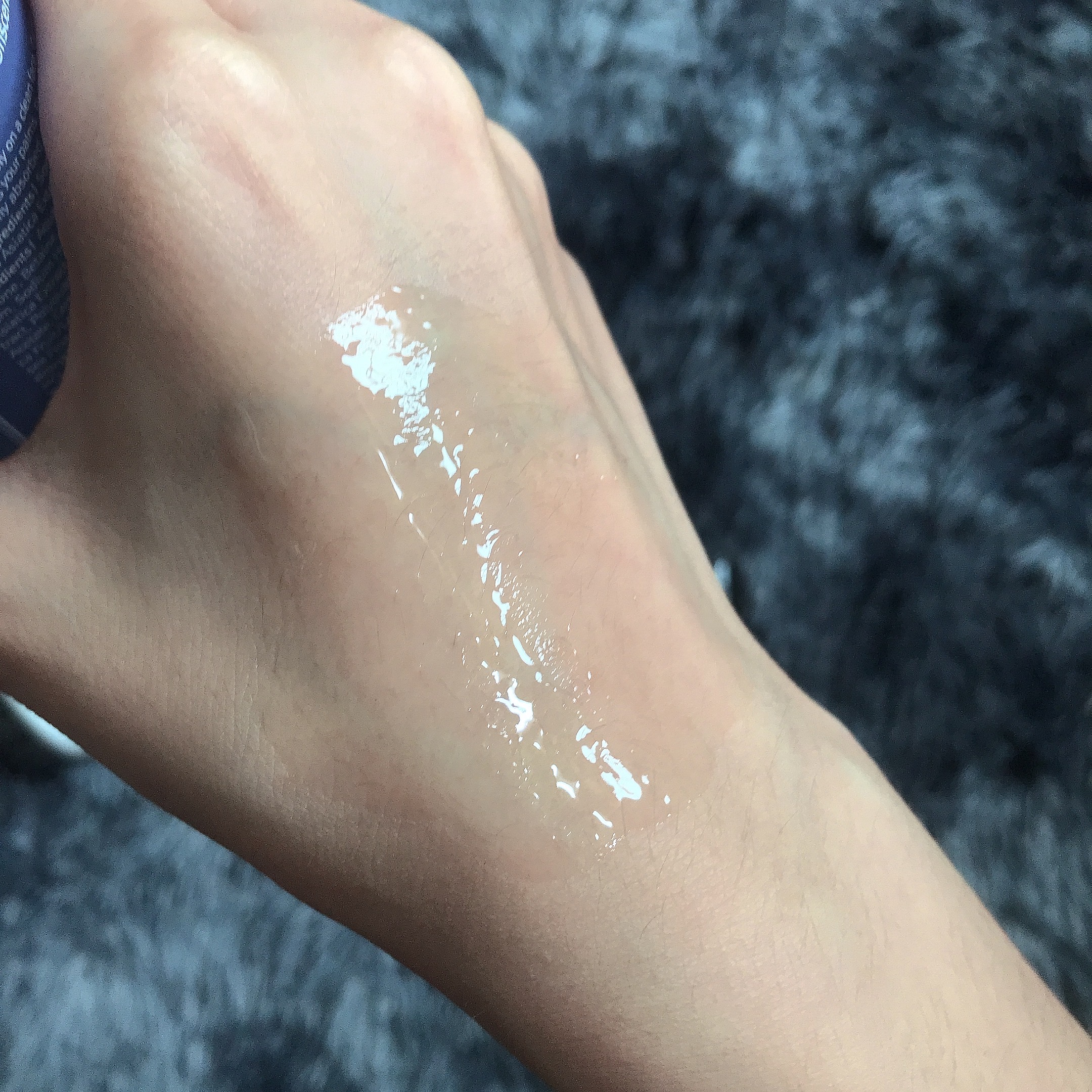 Bàn tay với toner Dear Klairs Supple Preparation Unscented Toner đang được áp lên da. Sản phẩm được biết đến là lựa chọn lý tưởng cho những ai tìm kiếm toner cho da nhạy cảm, hỗ trợ phục hồi và cấp ẩm hiệu quả.