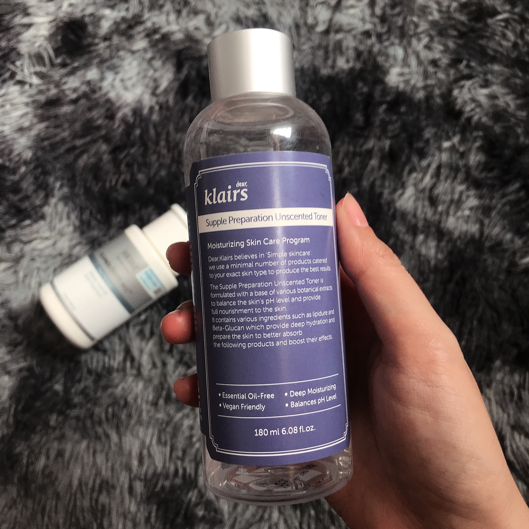Dear Klairs Supple Preparation Unscented Toner trong bài review toner klairs, sản phẩm dành cho da nhạy cảm với công thức dưỡng ẩm, cân bằng độ pH và thành phần thuần chay, giúp phục hồi da tối ưu.