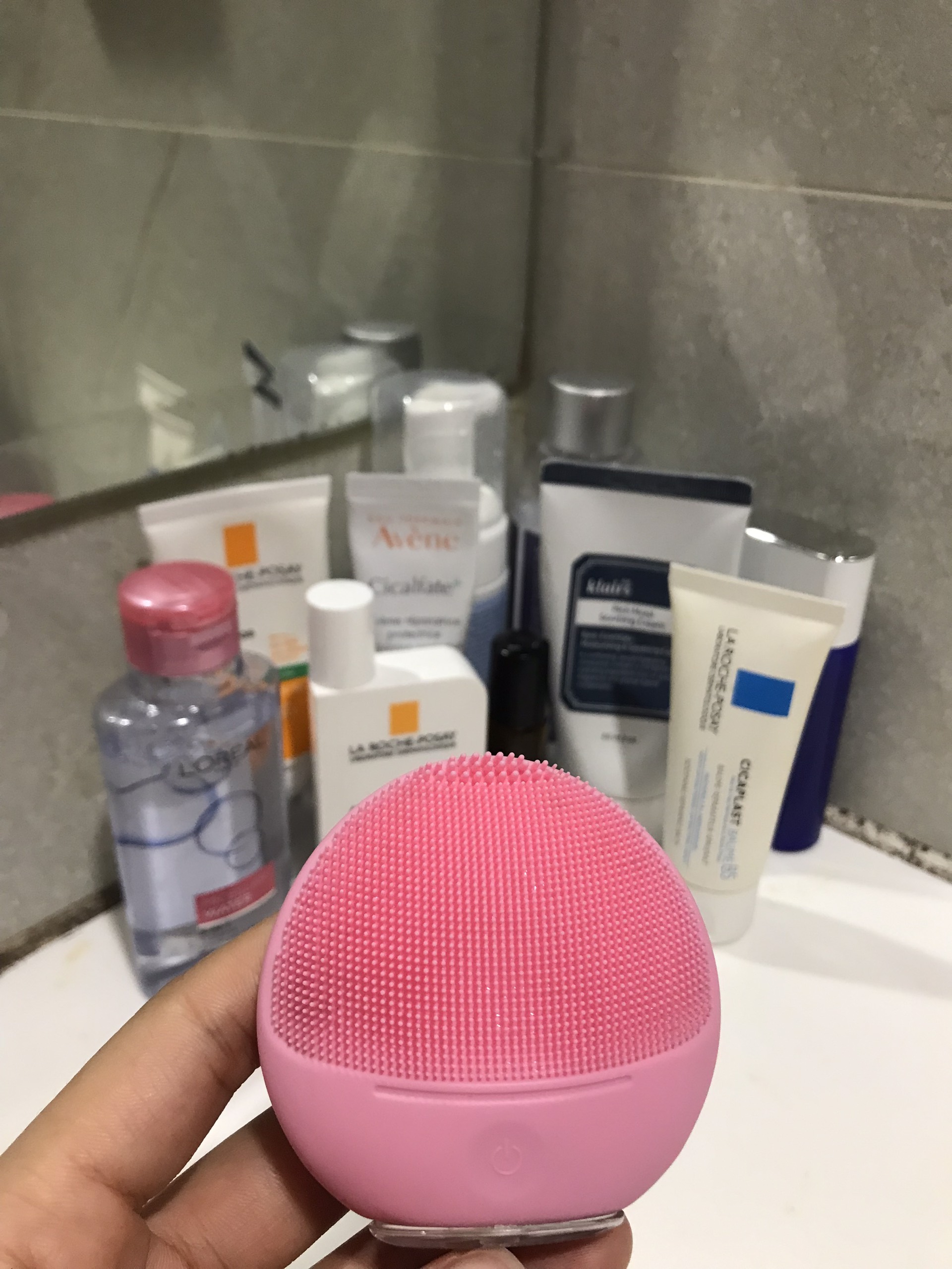 Máy rửa mặt Halio Sensitive với thiết kế màu hồng, thích hợp cho làn da nhạy cảm, giúp làm sạch mụn đầu đen hiệu quả. Review từ trải nghiệm cá nhân, giá cả hợp lý, là lựa chọn hoàn hảo cho da dầu và nhạy cảm.