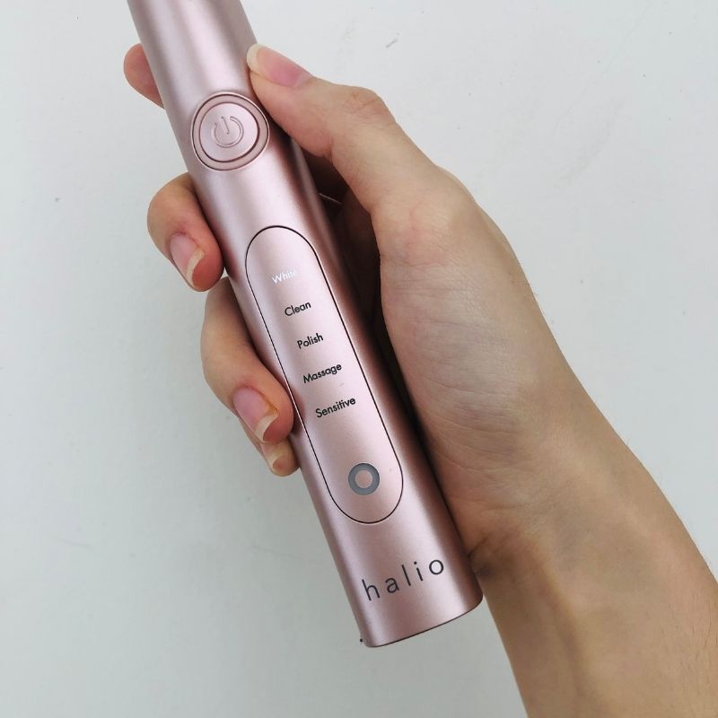 Bàn chải điện Halio Sonic Pro với nhiều chế độ như Clean, Polish, Massage và Sensitive, giúp loại bỏ mảng bám, làm sạch hiệu quả và bảo vệ nướu.