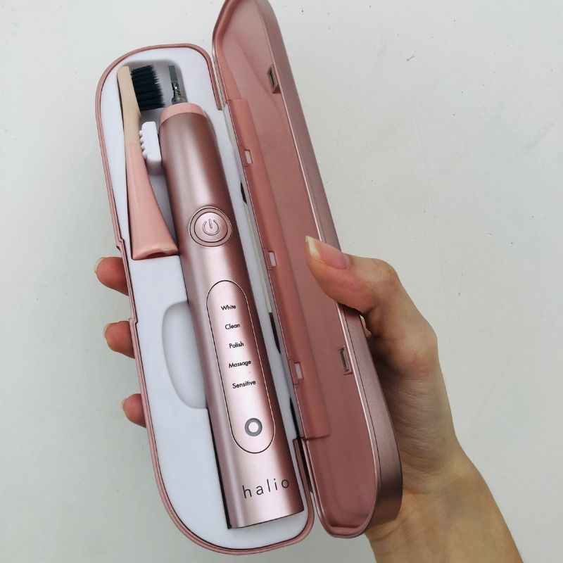Bàn chải điện Halio Sonic Pro trong hộp, cho thấy sự kết hợp giữa thiết kế hiện đại và tính năng hiệu quả. Người dùng chia sẻ trải nghiệm về cách sản phẩm giúp răng bóng hơn, sạch mảng bám, giảm hôi miệng và chảy máu nướu.