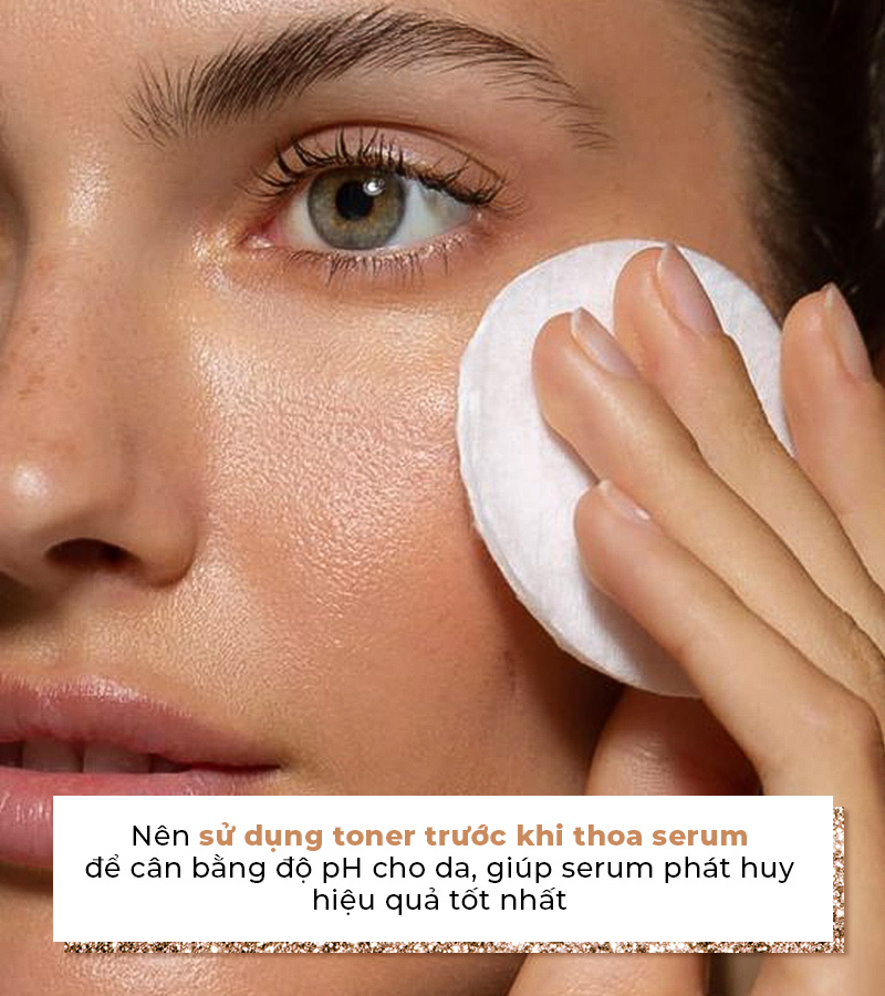 Nên sử dụng toner trước khi thoa serum để cân bằng độ pH cho da, giúp serum phát huy hiệu quả tốt nhất. Tìm hiểu lý do tại sao việc này quan trọng và tránh các sai lầm khi dùng serum trong quy trình dưỡng da.