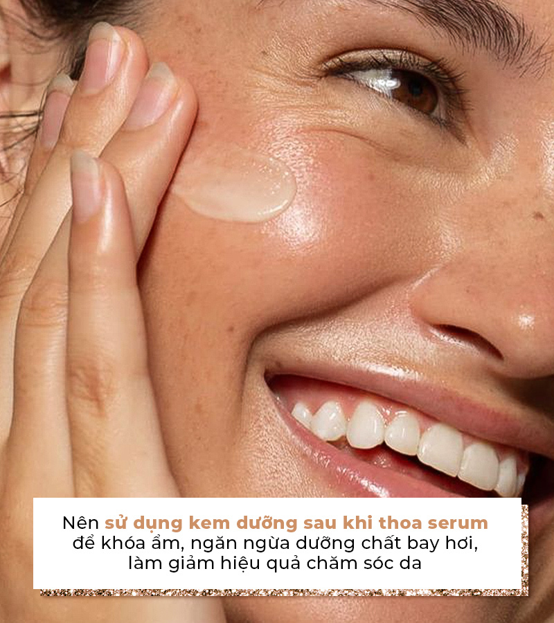 Nên sử dụng kem dưỡng sau khi thoa serum để khóa ẩm, ngăn ngừa dưỡng chất bay hơi, làm giảm hiệu quả chăm sóc da. Bài viết chia sẻ 5 sai lầm khi dùng serum hiệu quả không như mong đợi.