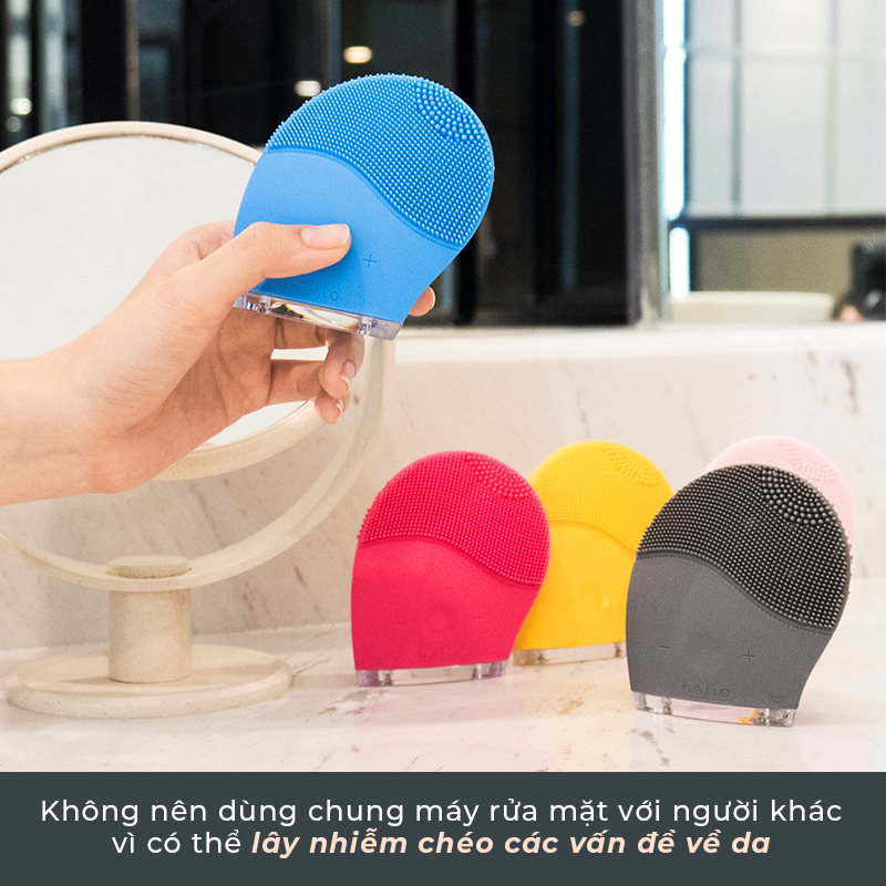 Máy rửa mặt Halio đa màu sắc trong bối cảnh làm đẹp. Khuyến cáo không nên dùng chung máy rửa mặt với người khác để tránh lây nhiễm chéo các vấn đề về da. Tìm hiểu thêm về bí quyết dưỡng da và những sai lầm khi dùng máy rửa mặt để bảo vệ sức khỏe làn da.