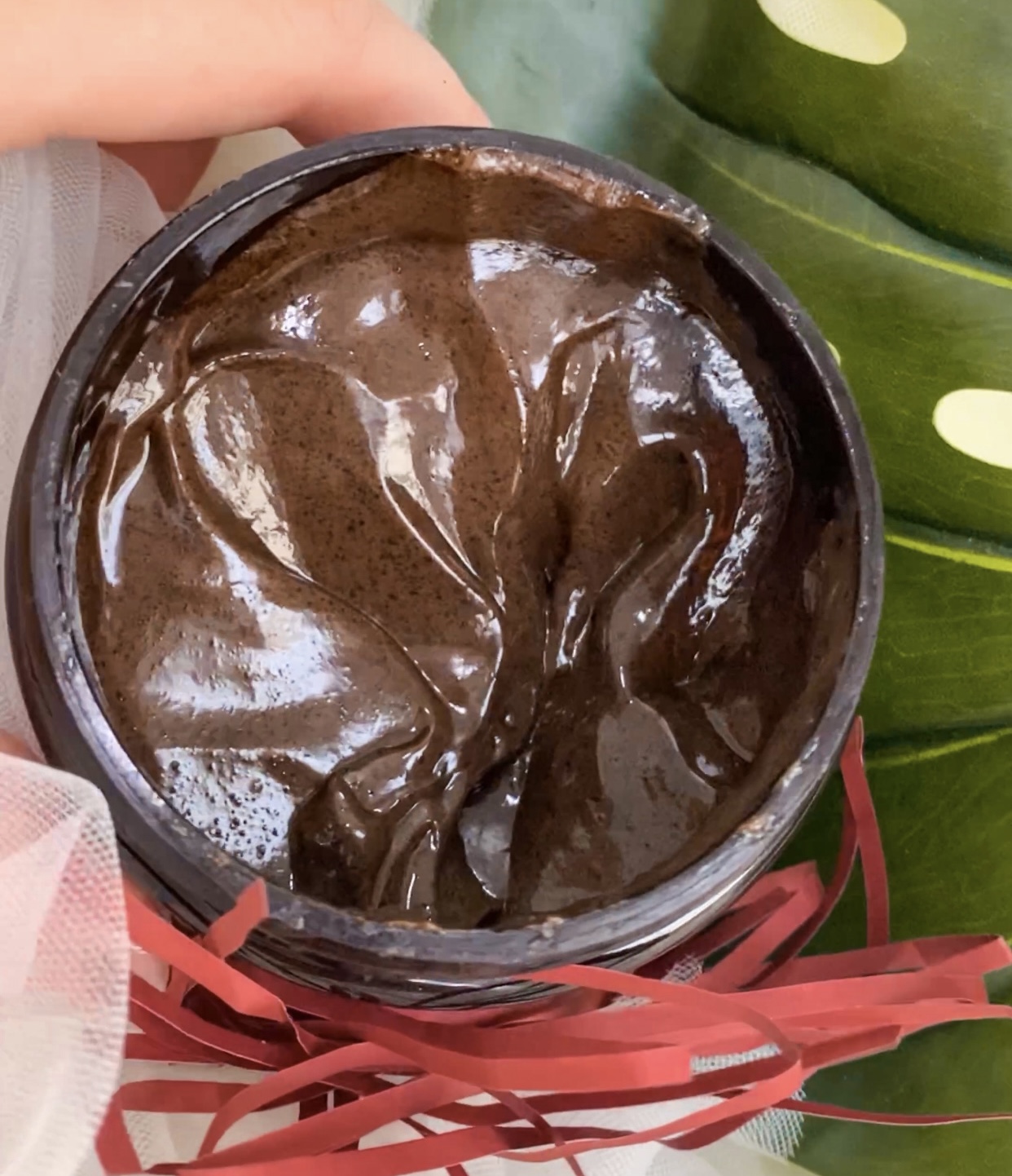 Cận cảnh sản phẩm tẩy da chết Cocoon Cà phê Đắk Lắk, một sản phẩm thuần chay và chiết xuất từ thực vật, nổi bật với kết cấu mịn màng. Bài viết đánh giá sản phẩm này sẽ chia sẻ cảm nhận thực tế về hiệu quả và độ an toàn cho mọi loại da.
