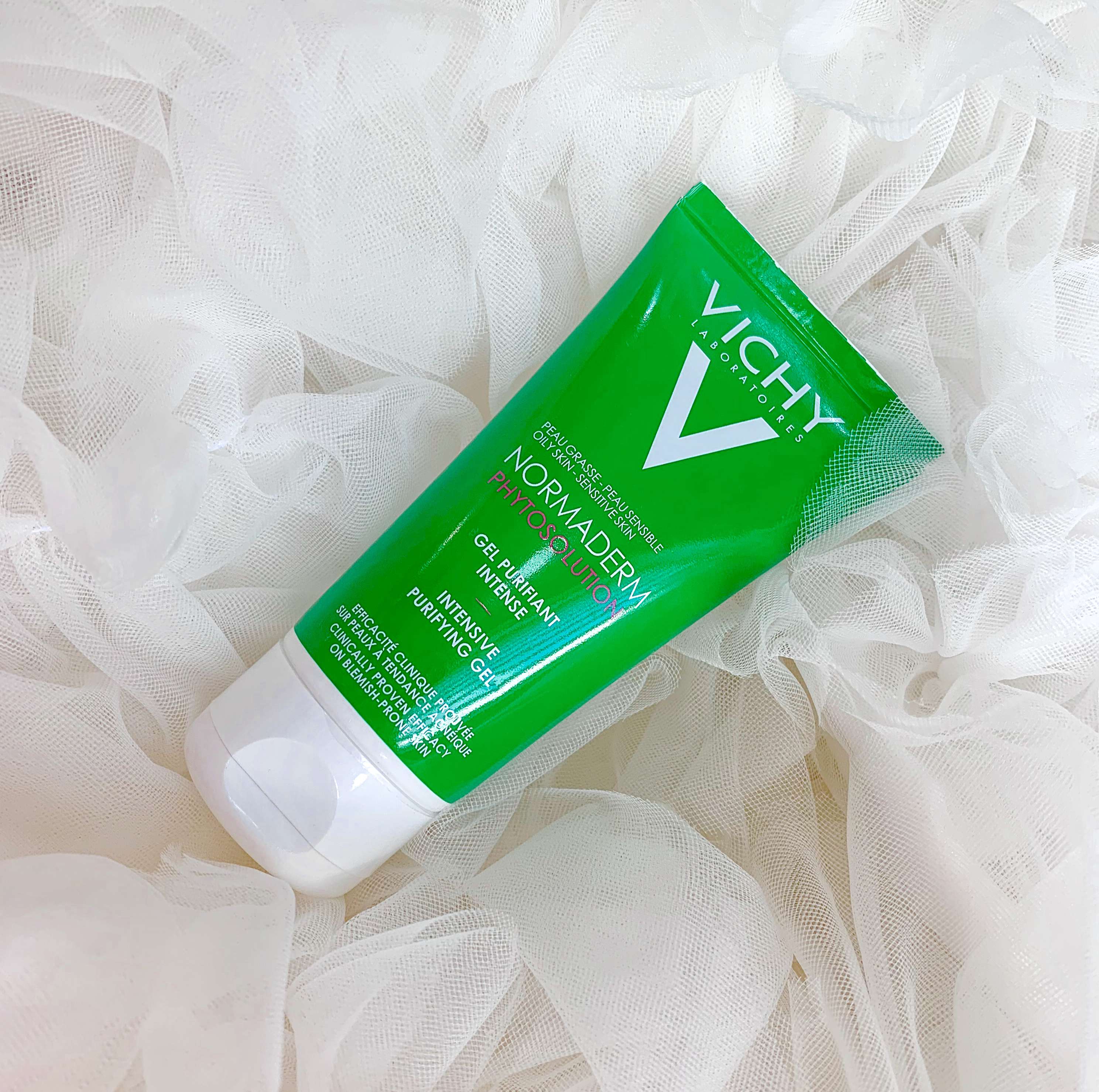 Review gel rửa mặt Vichy tập trung vào cảm nhận của cô nàng da nhạy cảm sau 3 tuần. Sản phẩm giúp làm sạch da, giảm mụn và kiểm soát dầu thừa mà không gây khô ráp hay kích ứng. Tham khảo để chọn gel rửa mặt phù hợp cho làn da nhạy cảm!