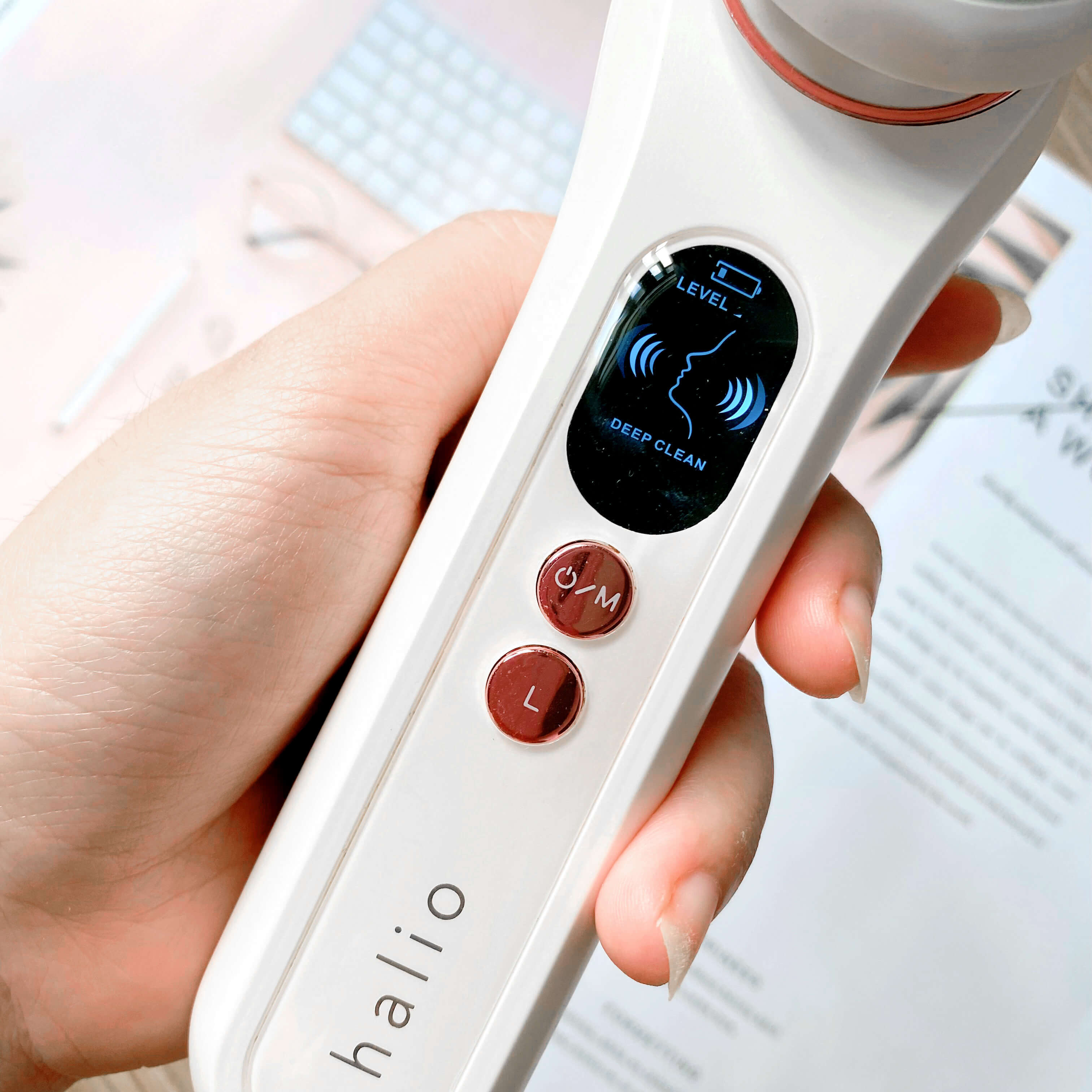 Review máy đẩy tinh chất Halio Hot & Cool - cô nàng dưỡng da “chuẩn spa” tại nhà & cái kết? Bài viết chia sẻ trải nghiệm của người dùng với máy đẩy tinh chất Halio giúp dưỡng trắng, trị thâm hiệu quả gấp 3,5 lần so với việc thoa serum bằng tay.