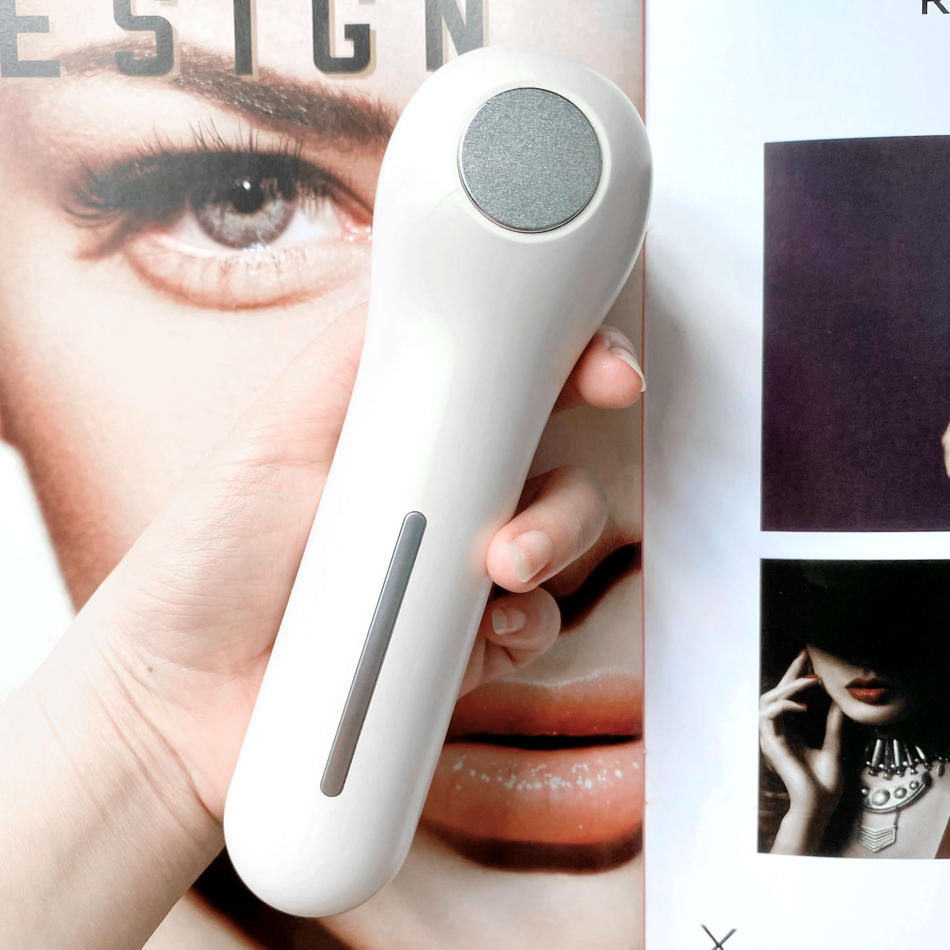 Review máy đẩy tinh chất Halio Ion Hot & Cool, thiết bị làm đẹp hỗ trợ dưỡng trắng và trị thâm gấp 3,5 lần serum. Câu chuyện làm đẹp đầy thú vị của một cô nàng cải thiện làn da sau mụn, từ stress đến kết quả ấn tượng.