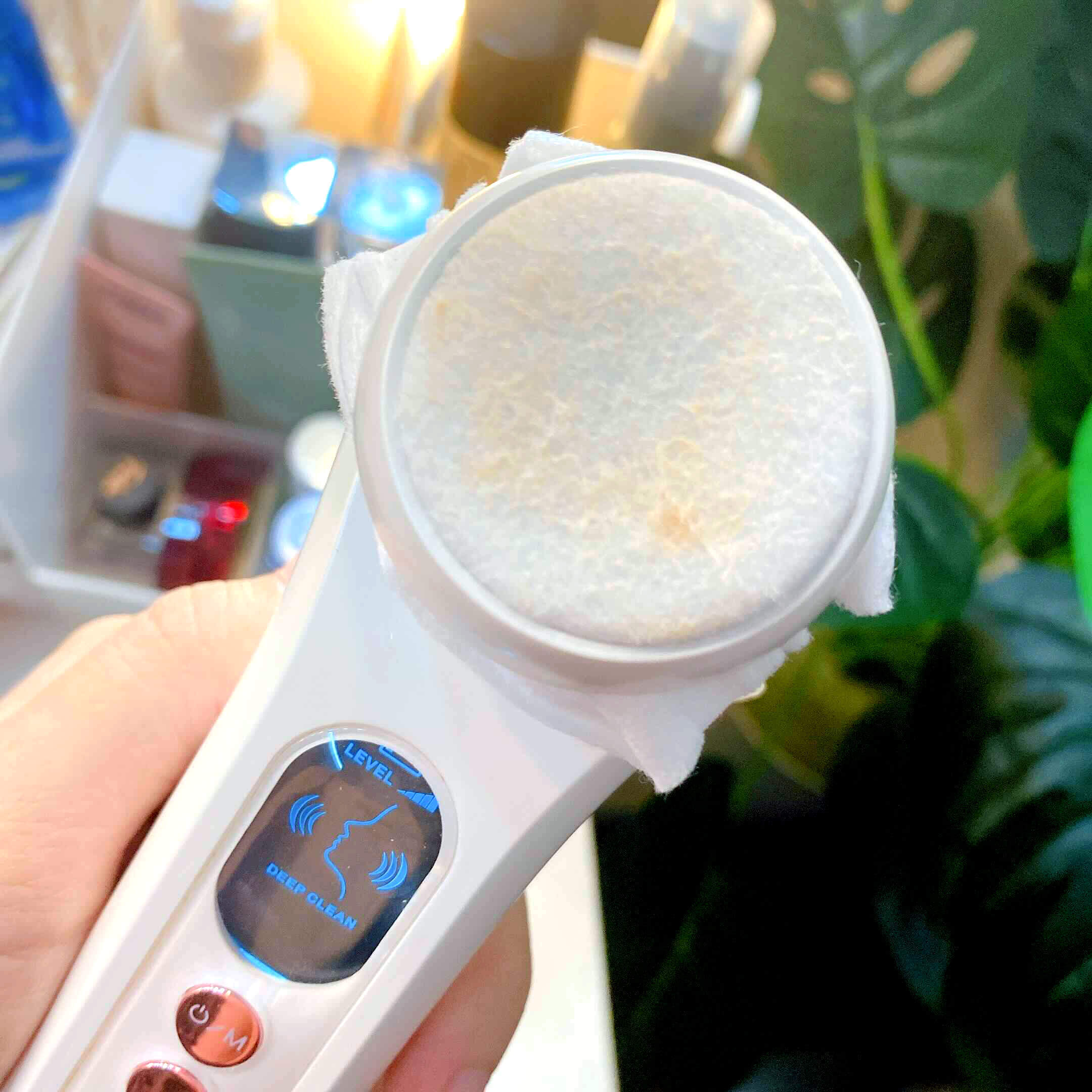 Máy đẩy tinh chất Halio Hot & Cool giúp tăng hiệu quả dưỡng trắng và trị thâm, phát huy tối đa tác dụng so với việc thoa serum bằng tay, là lựa chọn lý tưởng cho cô nàng yêu thích dưỡng da tại nhà.
