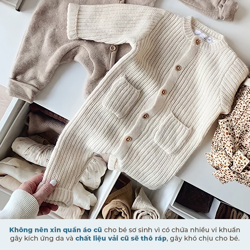 Bài viết thảo luận về việc có nên cho bé sơ sinh mặc đồ cũ. Nội dung nhấn mạnh rằng việc xin quần áo cũ có thể gây kích ứng da cho bé và ảnh hưởng đến sức khỏe. Đề xuất cách chọn quần áo an toàn và thoải mái cho trẻ.
