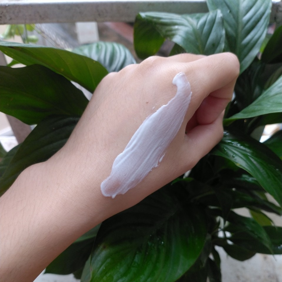 Kem dưỡng ẩm chống nắng Cetaphil trên tay, thể hiện chất kem trắng mịn. Review kem dưỡng ẩm hàng ngày Cetaphil dành cho cô nàng văn phòng, khám phá những trải nghiệm sau 2 tháng sử dụng sản phẩm để duy trì độ ẩm và bảo vệ da.