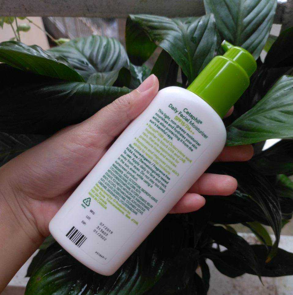 Kem dưỡng ẩm chống nắng Cetaphil Daily Facial Moisturizer với SPF15/PA++ giúp cấp ẩm và bảo vệ da hiệu quả. Bài review mỹ phẩm này chia sẻ trải nghiệm sau 2 tháng sử dụng sản phẩm, phù hợp cho các nàng văn phòng lười thoa kem.