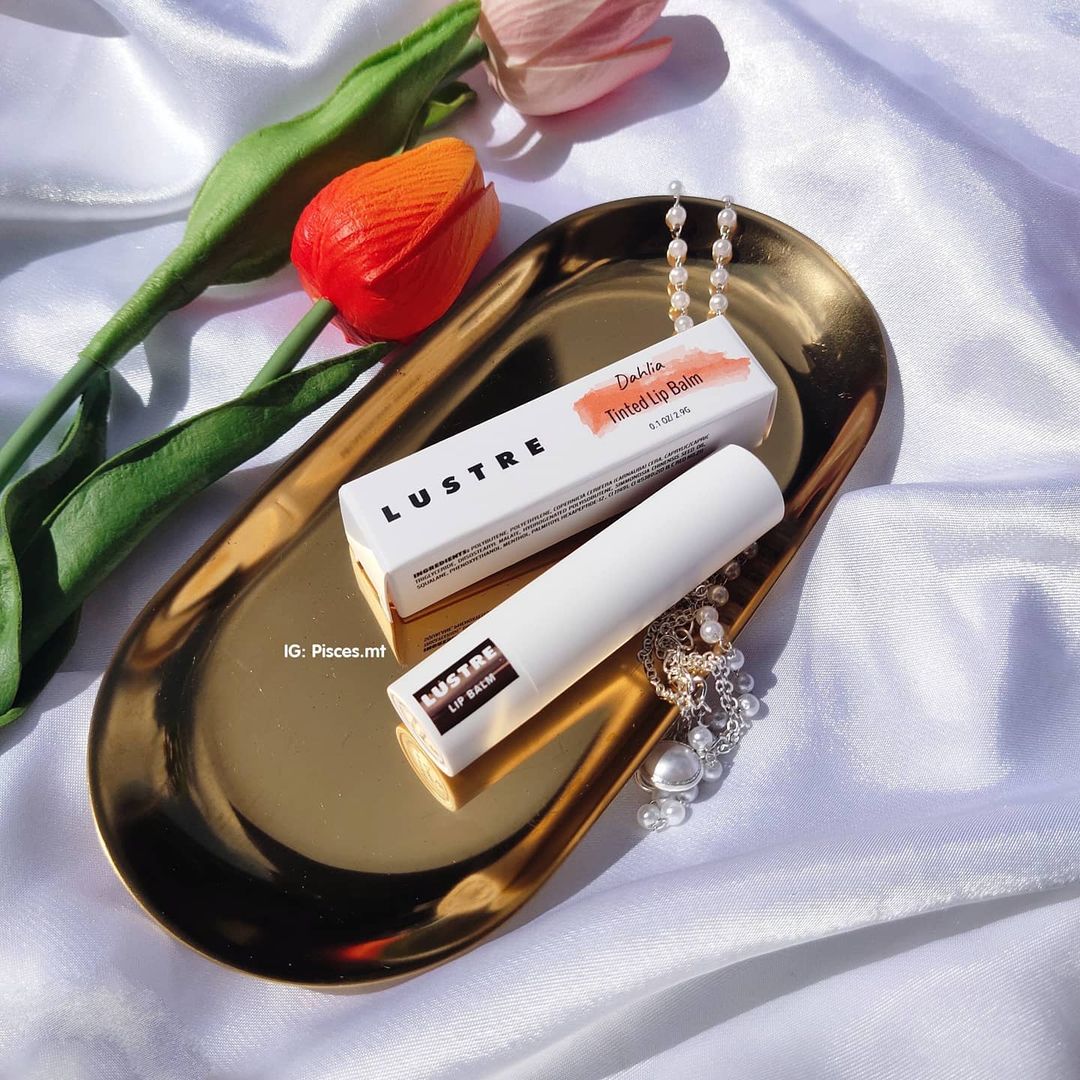 Lustre Tinted Lip Balm đang được các tín đồ son dưỡng yêu thích, với thiết kế sang trọng và chất lượng vượt trội. Khám phá sản phẩm này và tìm hiểu về son dưỡng có màu qua bài review chi tiết từ Lixibox.