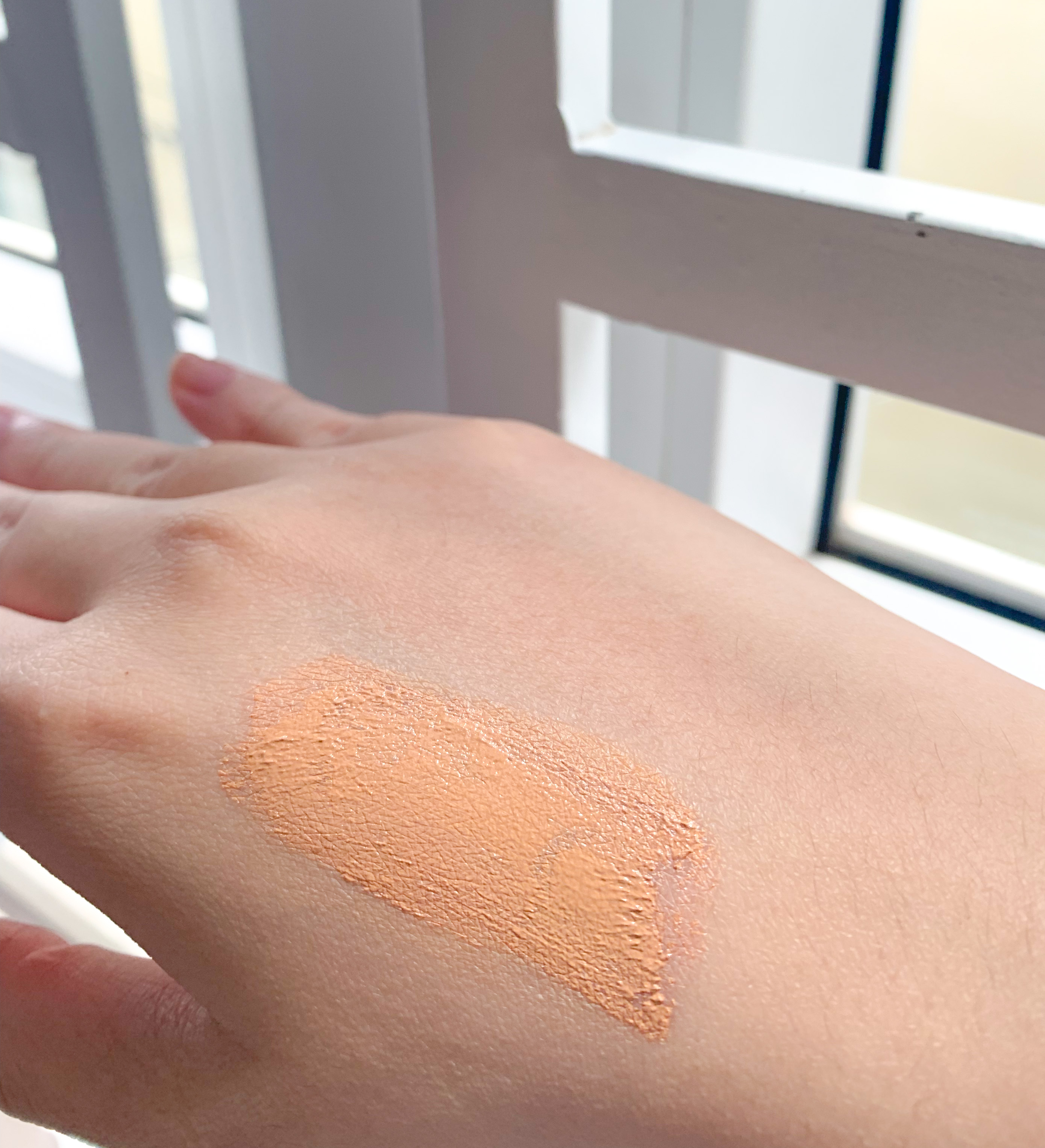 Kem chống nắng Vichy 3-IN-1 đang được trải trên tay, biểu thị sự tiện lợi cho những cô gái bận rộn. Sản phẩm đa năng này không chỉ chống nắng mà còn che khuyết điểm và nuôi dưỡng làn da, đáp ứng nhu cầu của da nhạy cảm, phù hợp cho việc make up nhanh gọn.