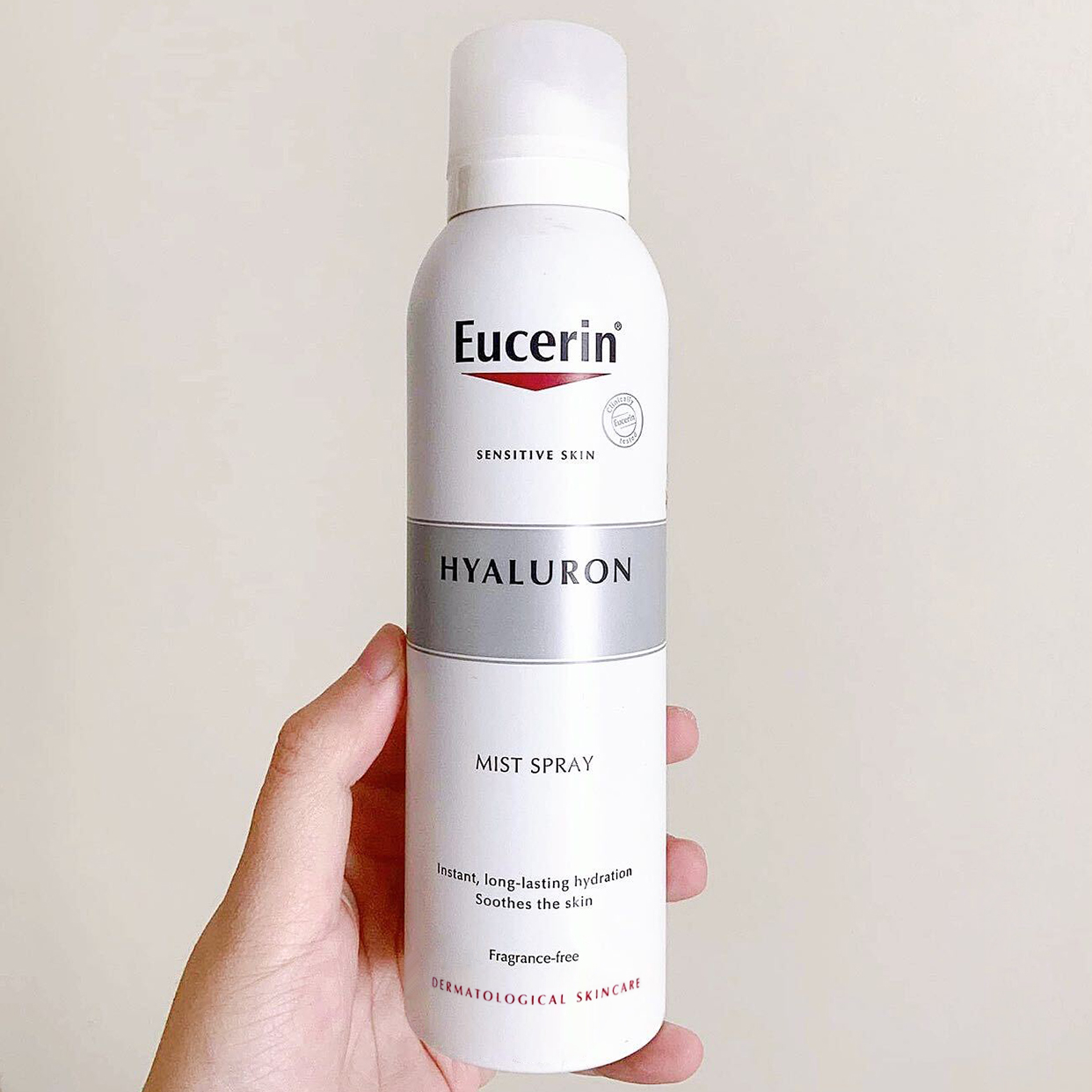Xịt khoáng Eucerin Hyaluron Mist Spray, sản phẩm không thể thiếu cho da nhạy cảm, giúp cấp ẩm tức thì. Bài review chia sẻ những trải nghiệm sử dụng và tác dụng của xịt khoáng cấp ẩm, lý do nó trở thành "Must Have Item" cho dân văn phòng.