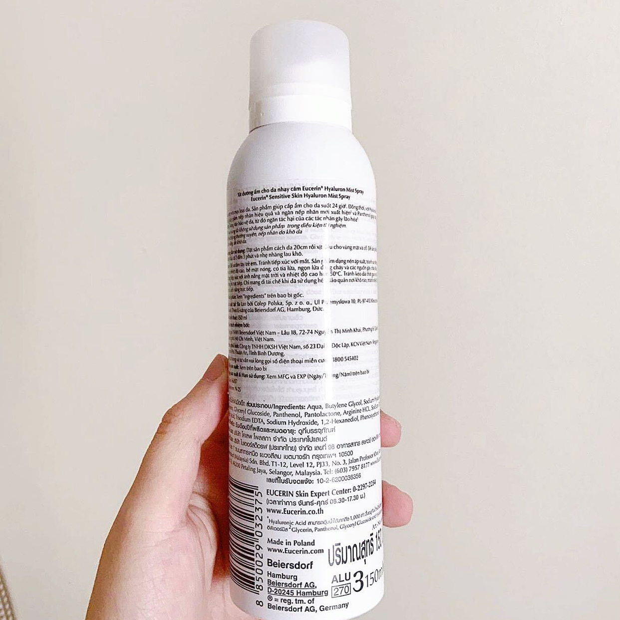 Xịt khoáng Eucerin Hyaluron Mist Spray, sản phẩm cấp ẩm cho da nhạy cảm, được review tích cực từ cô nàng văn phòng về công dụng cung cấp nước, chống khô da khi ngồi trong môi trường máy lạnh.