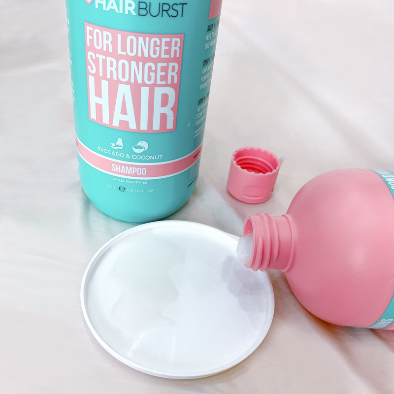 Bộ dầu gội & dầu xả Hairburst được mô tả với nhãn "Dầu gội cho tóc dài hơn, khỏe hơn" với thành phần bơ và dừa. Hình ảnh cho thấy chai dầu gội và dầu xả đang mở, thể hiện sản phẩm hỗ trợ ngăn rụng tóc và kích thích mọc tóc hiệu quả.