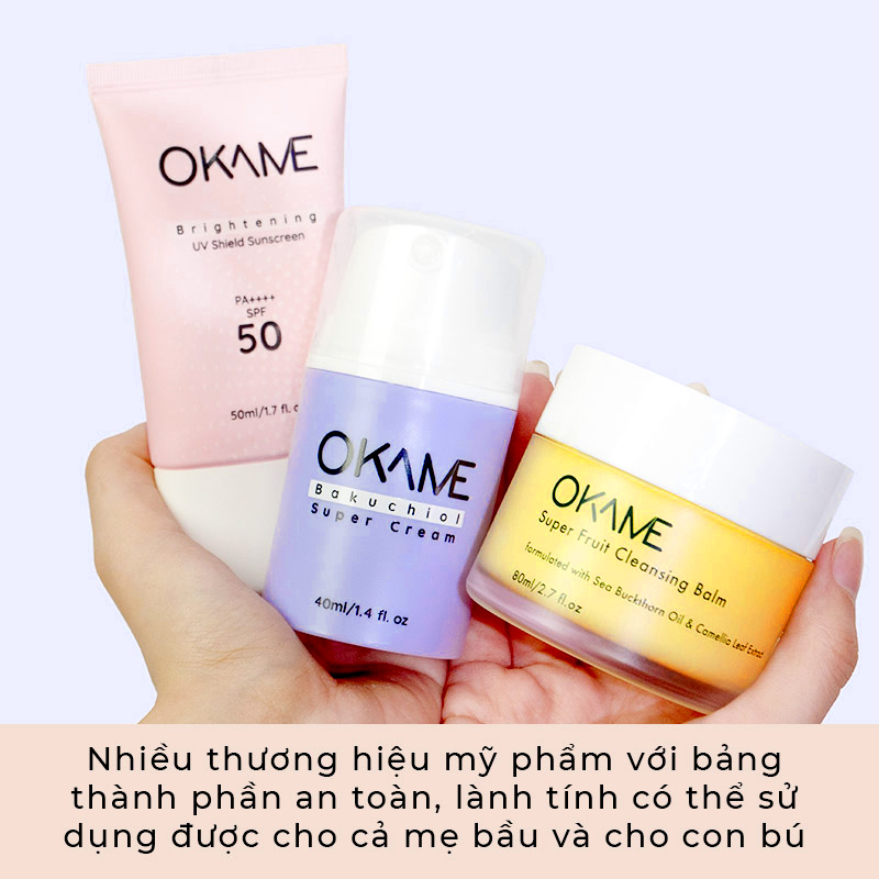 Bộ sản phẩm chăm sóc da OKAME, bao gồm kem chống nắng, kem siêu bakuchiol và kem tẩy trang trái cây, rất an toàn cho mẹ và bé. Các sản phẩm này hỗ trợ mẹ bỉm hiện đại trong việc chăm sóc bản thân và con nhỏ.