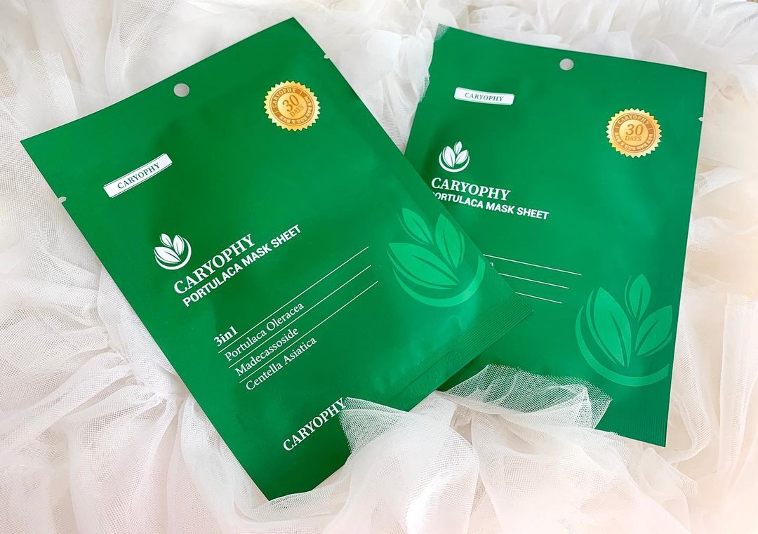 Mặt nạ giấy Caryophy Portulaca mang lại hiệu quả trị thâm mụn tuyệt vời, giúp làn da trở nên mịn màng, tươi trẻ. Khám phá review mặt nạ này để nhanh chóng lấy lại vẻ đẹp làn da cho mùa trở lại.